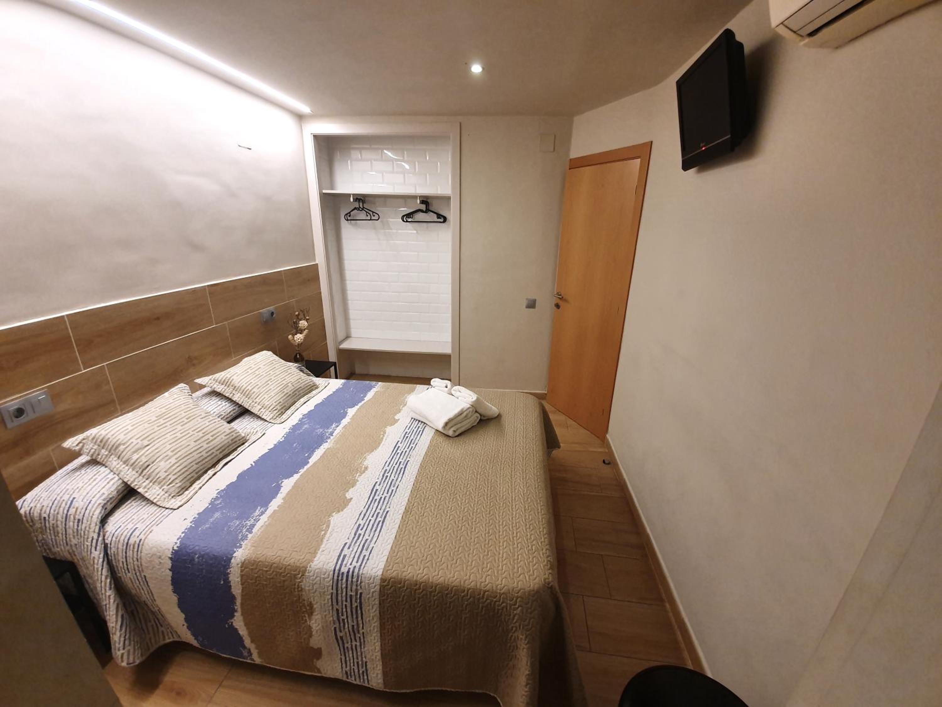Habitación doble con baño compartido y ducha privada.