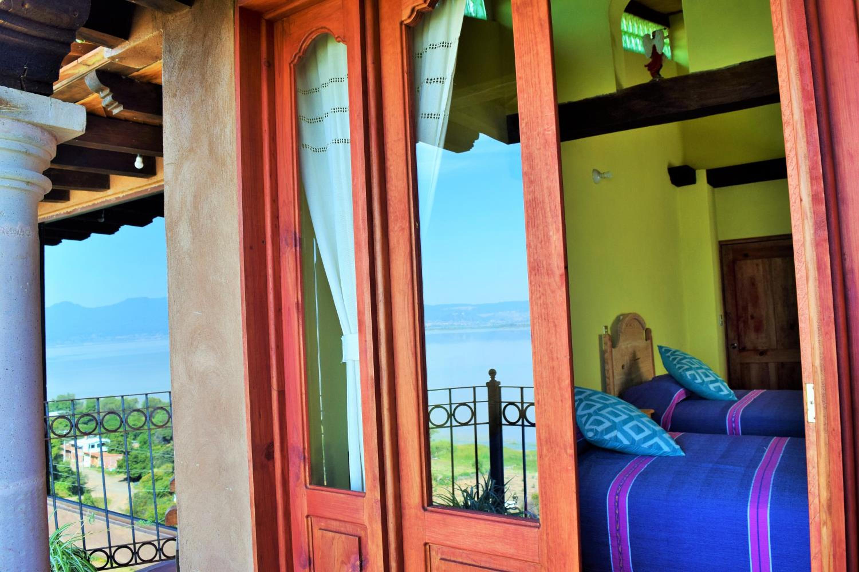 Family Room with Lake View - Photo 2