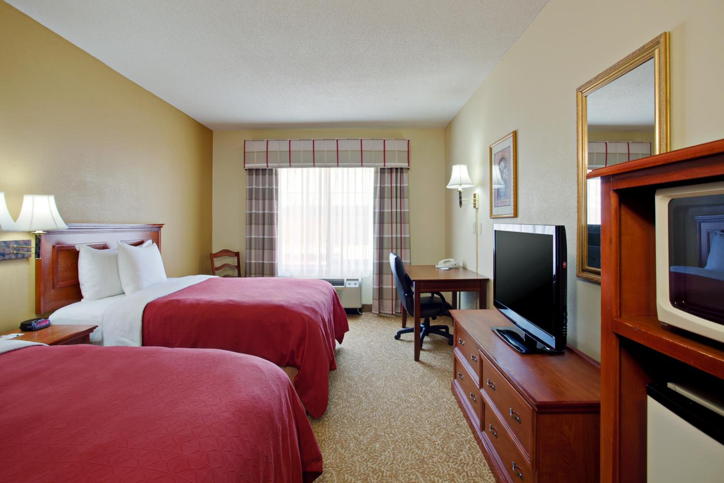 Queen Room with Two Queen Beds - Non-Smoking - Photo 11