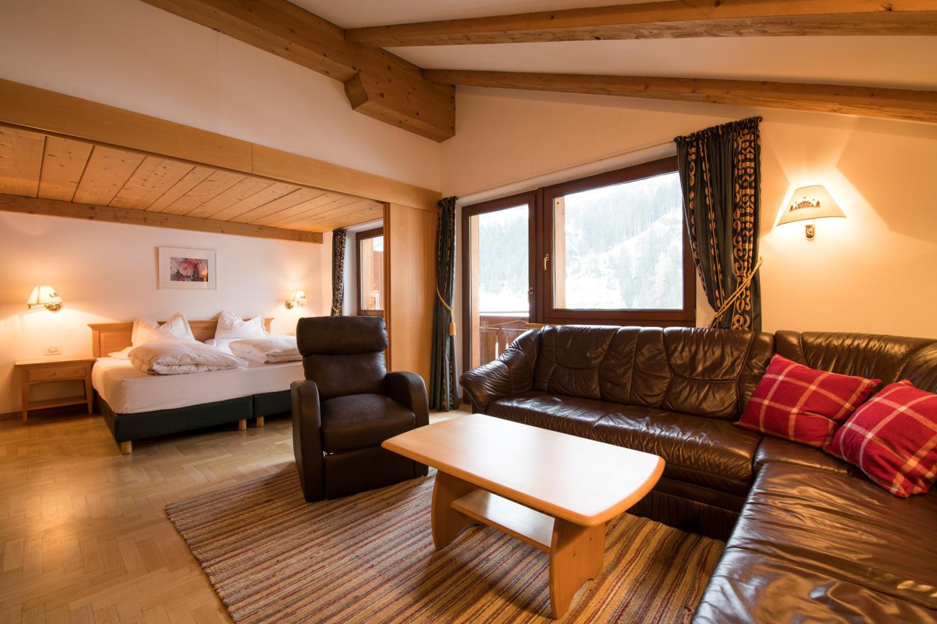Family Suite with Balcony - Photo 1