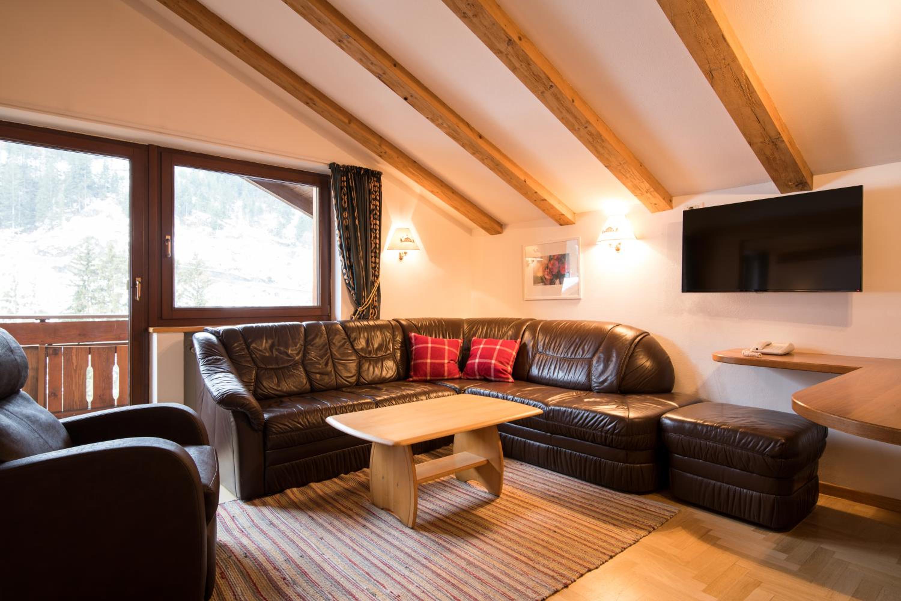 Family Suite with Balcony - Photo 7