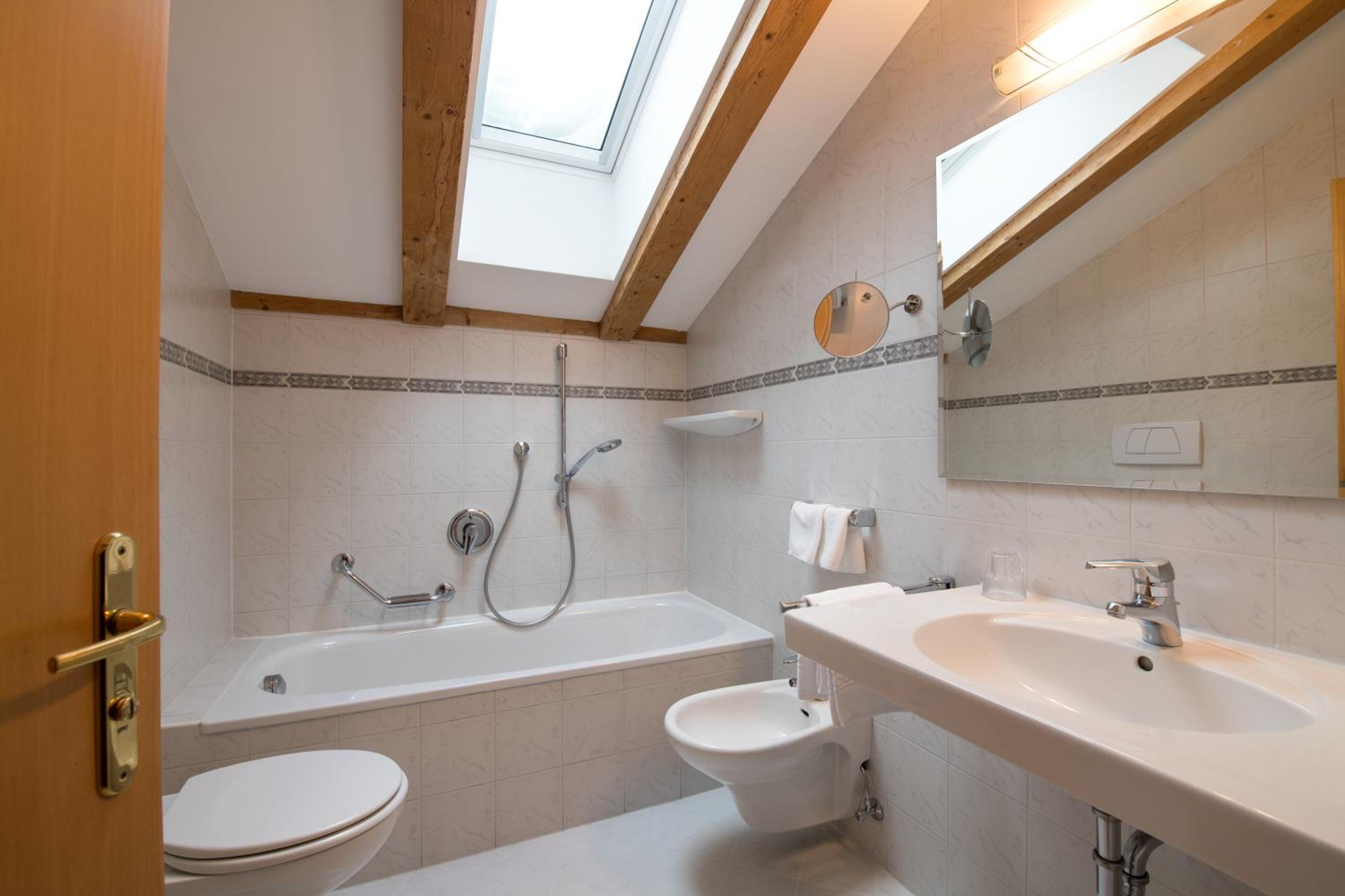 Family Suite with Balcony - Photo 6