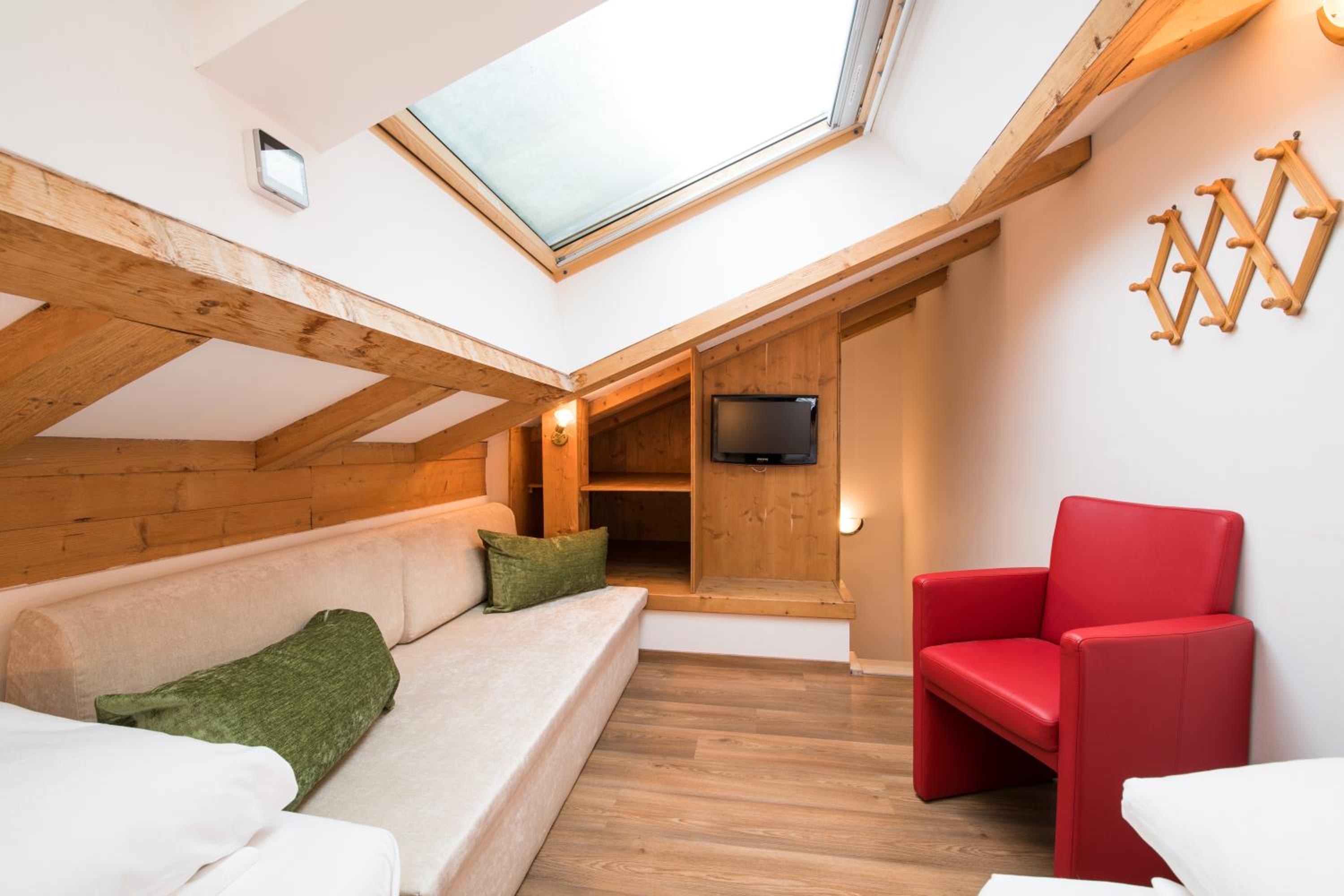 Family Suite with Balcony - Photo 2