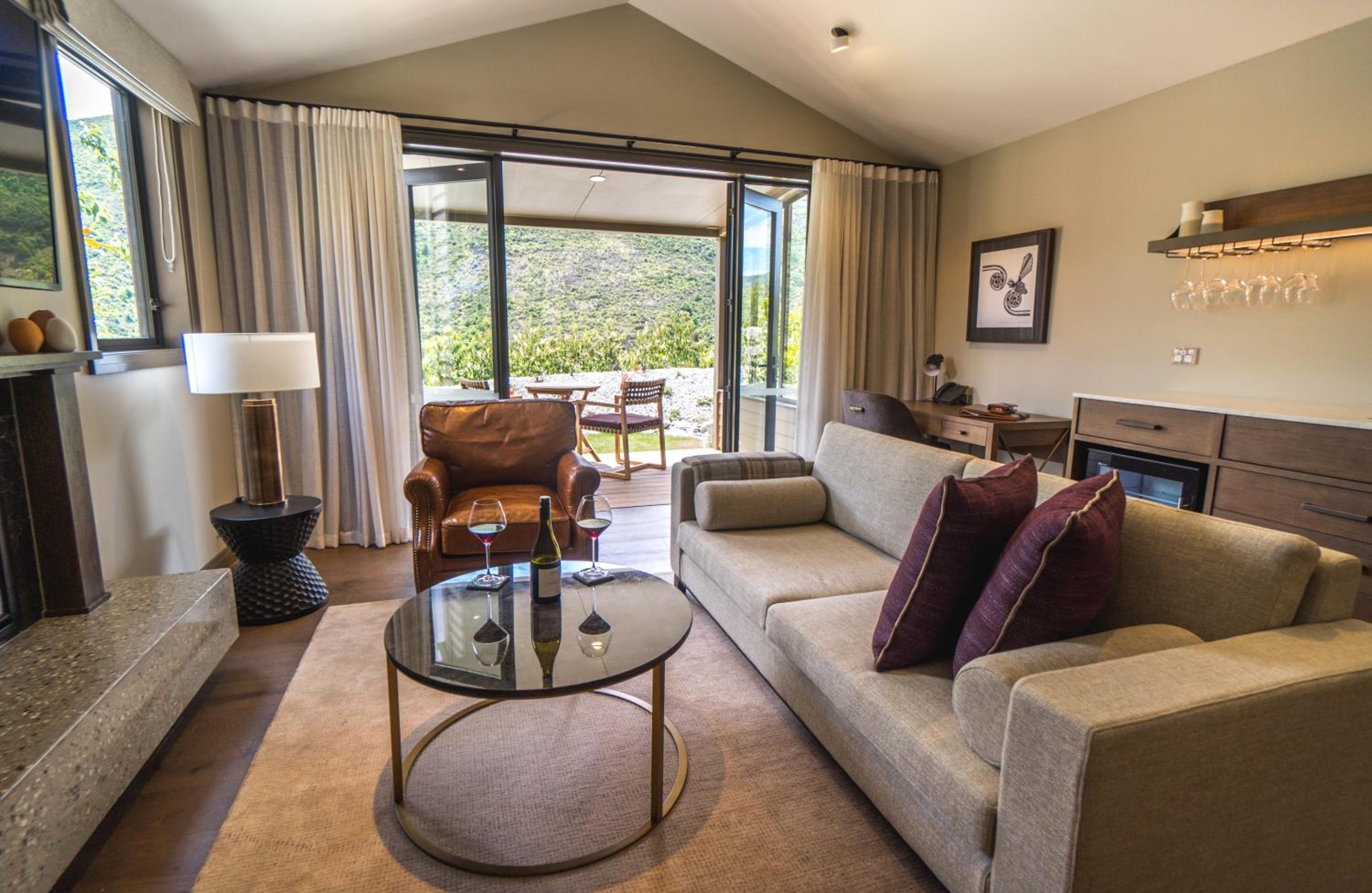 Superior King Room - Photo 11