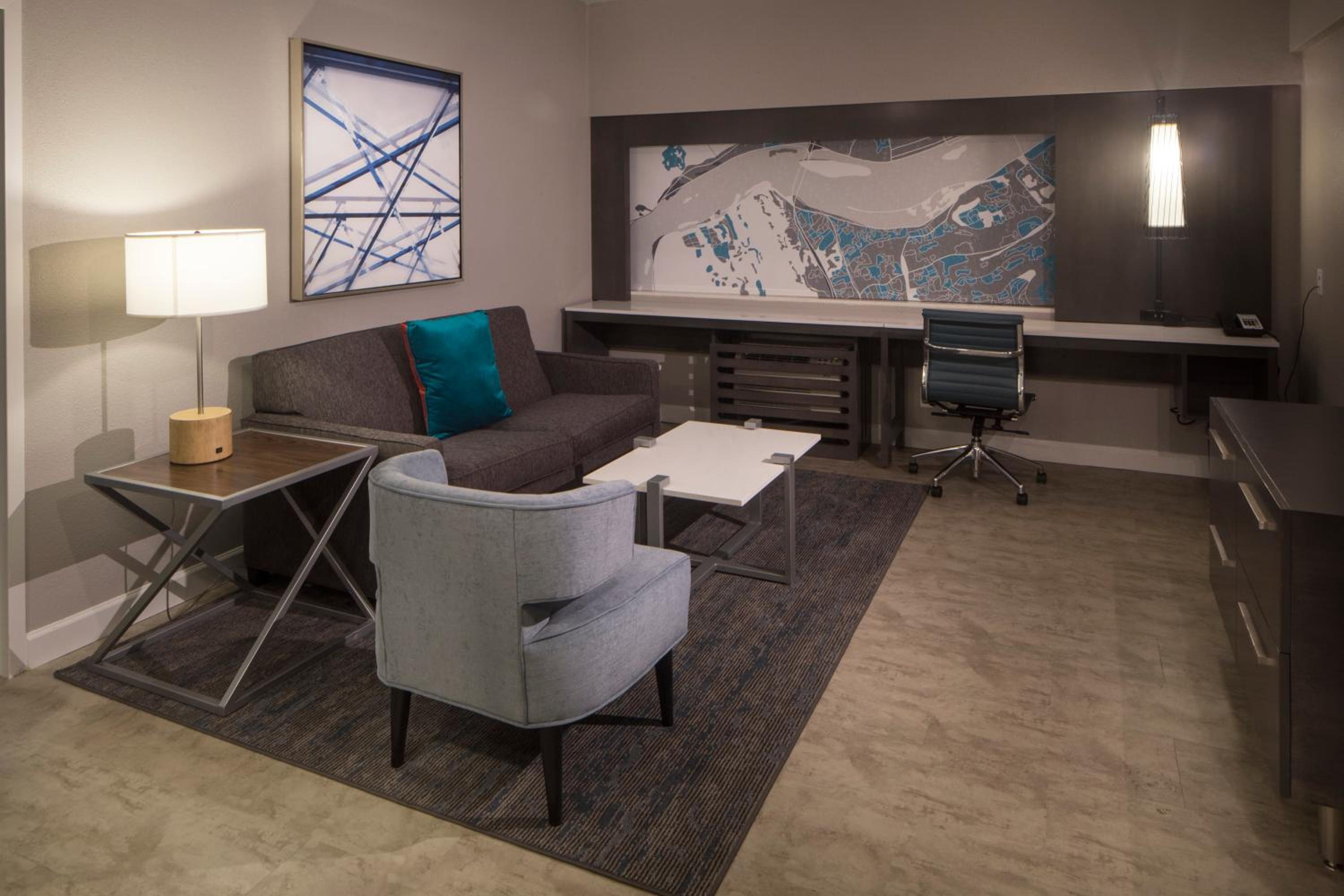 King Suite with Dining Area - Photo 3