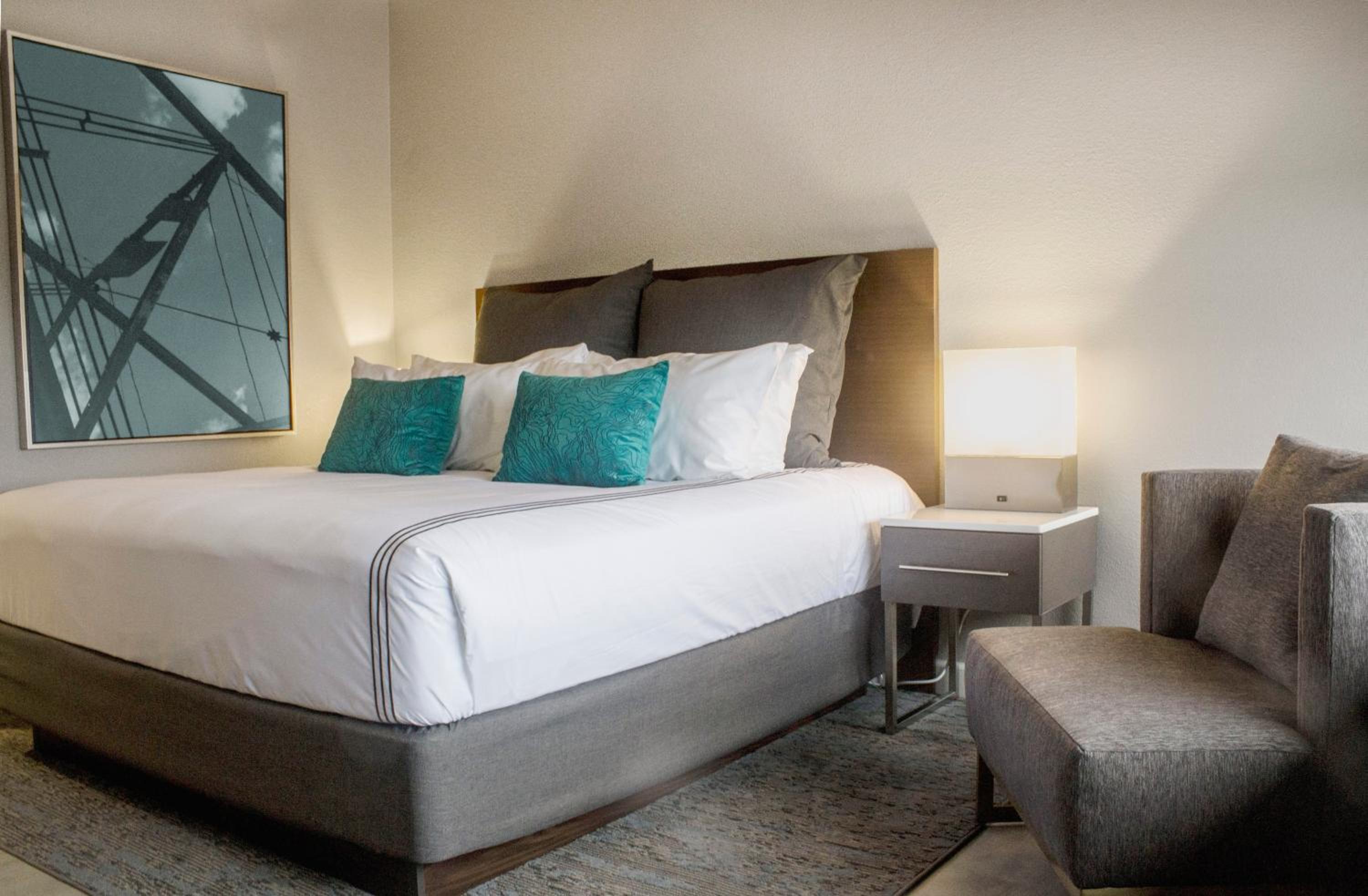 Standard King Room with Walk In Shower and City View - Photo 4
