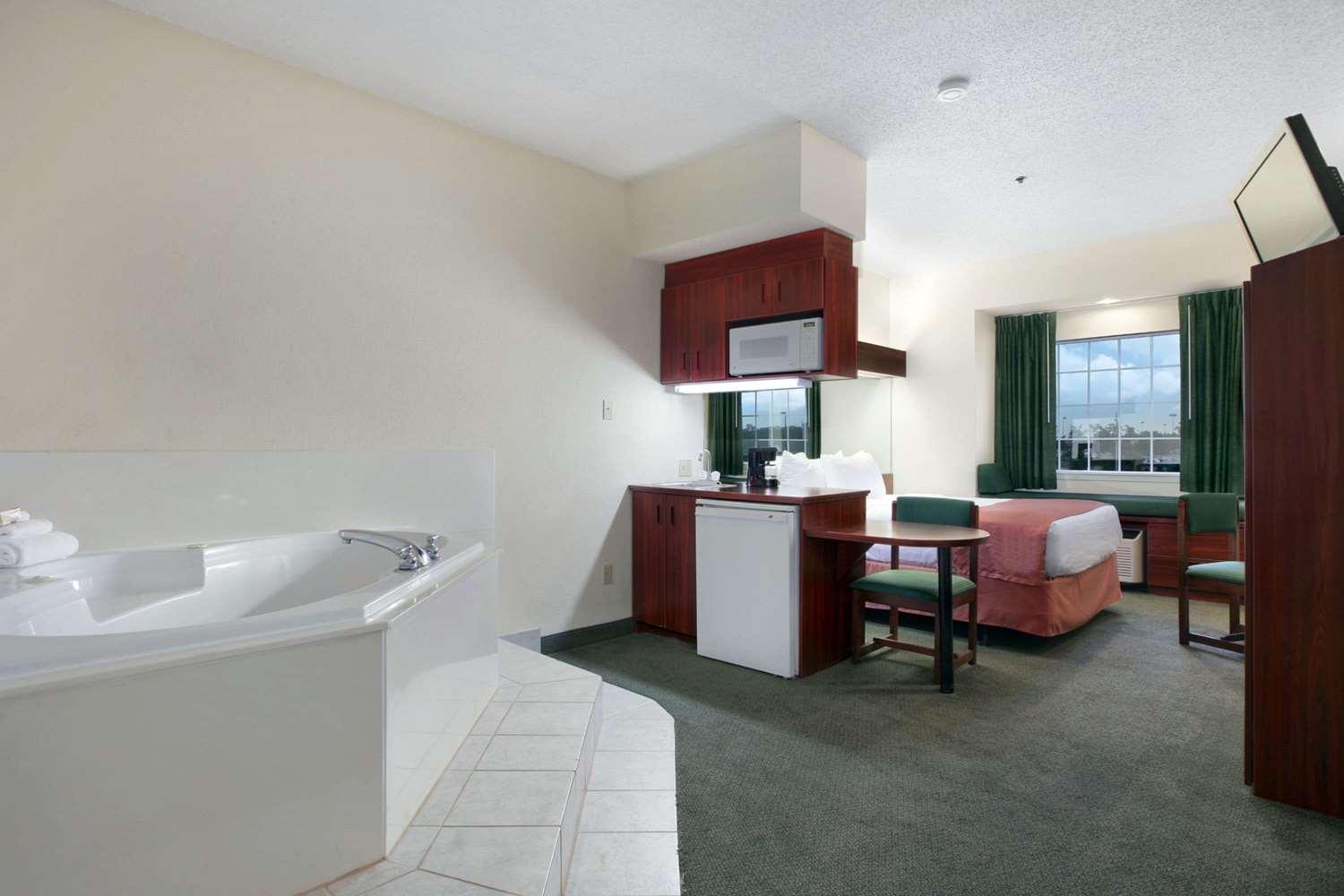 Suite with Hot Tub - Photo 4