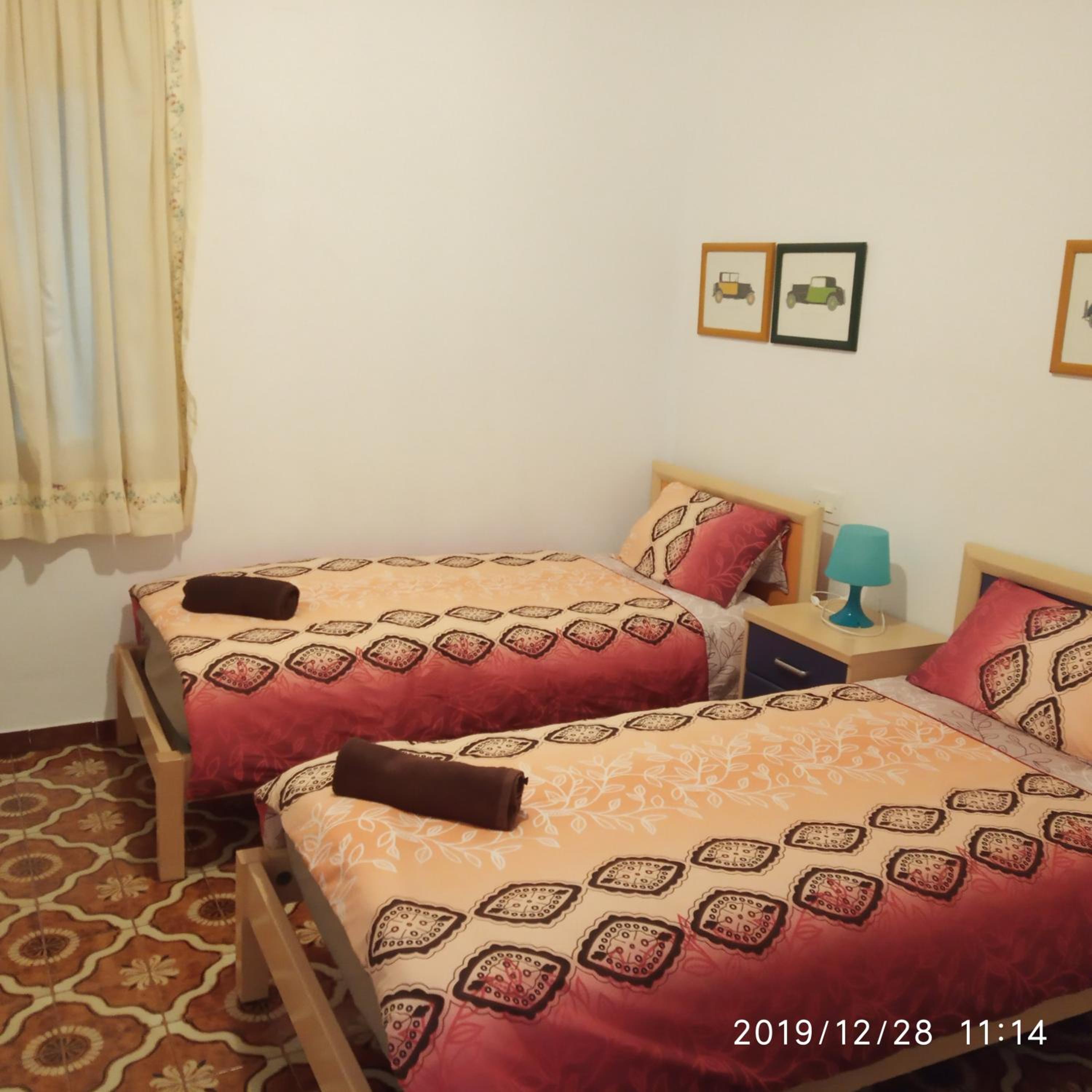 Eight-Bedroom House photo 3