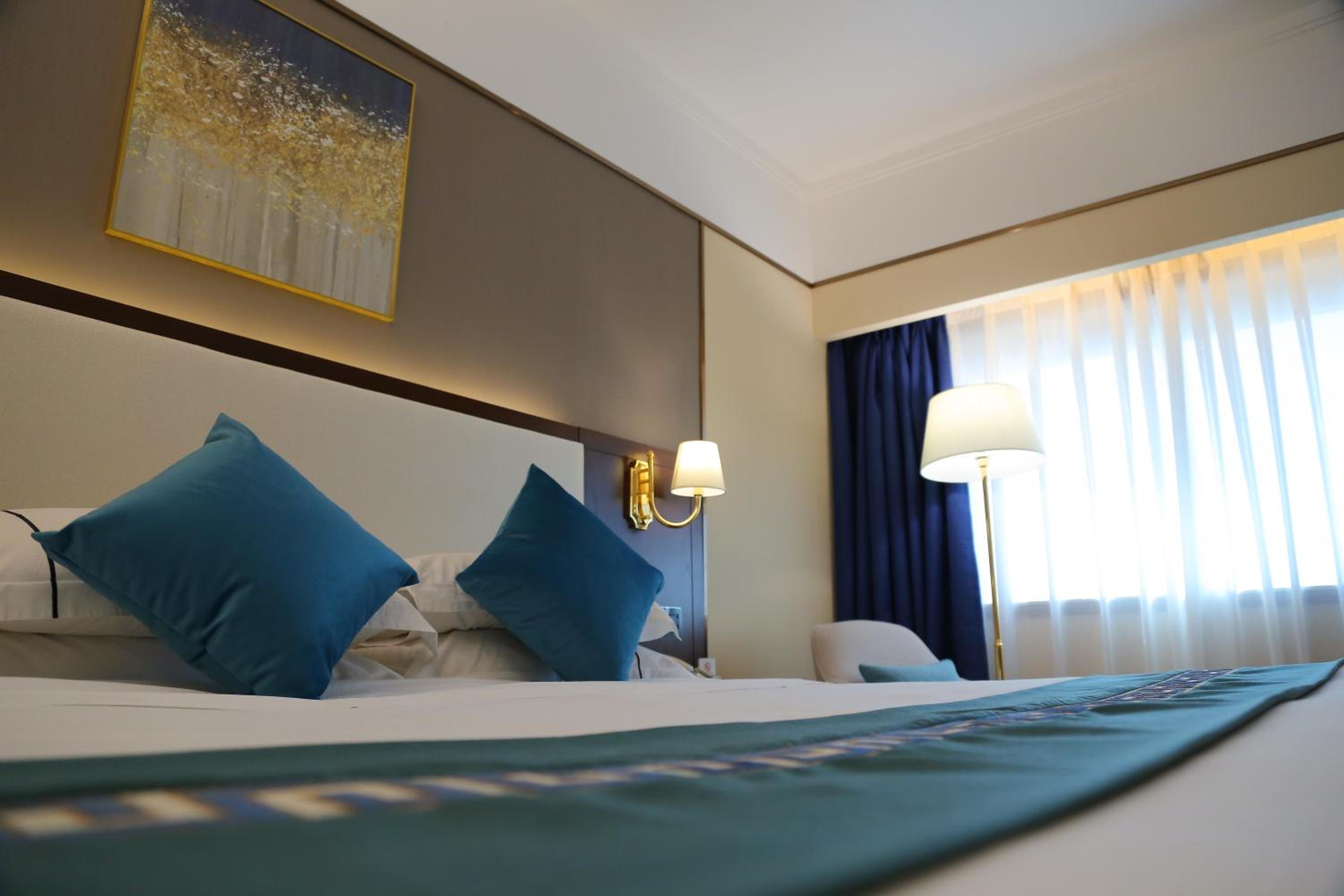 Business Queen Room
