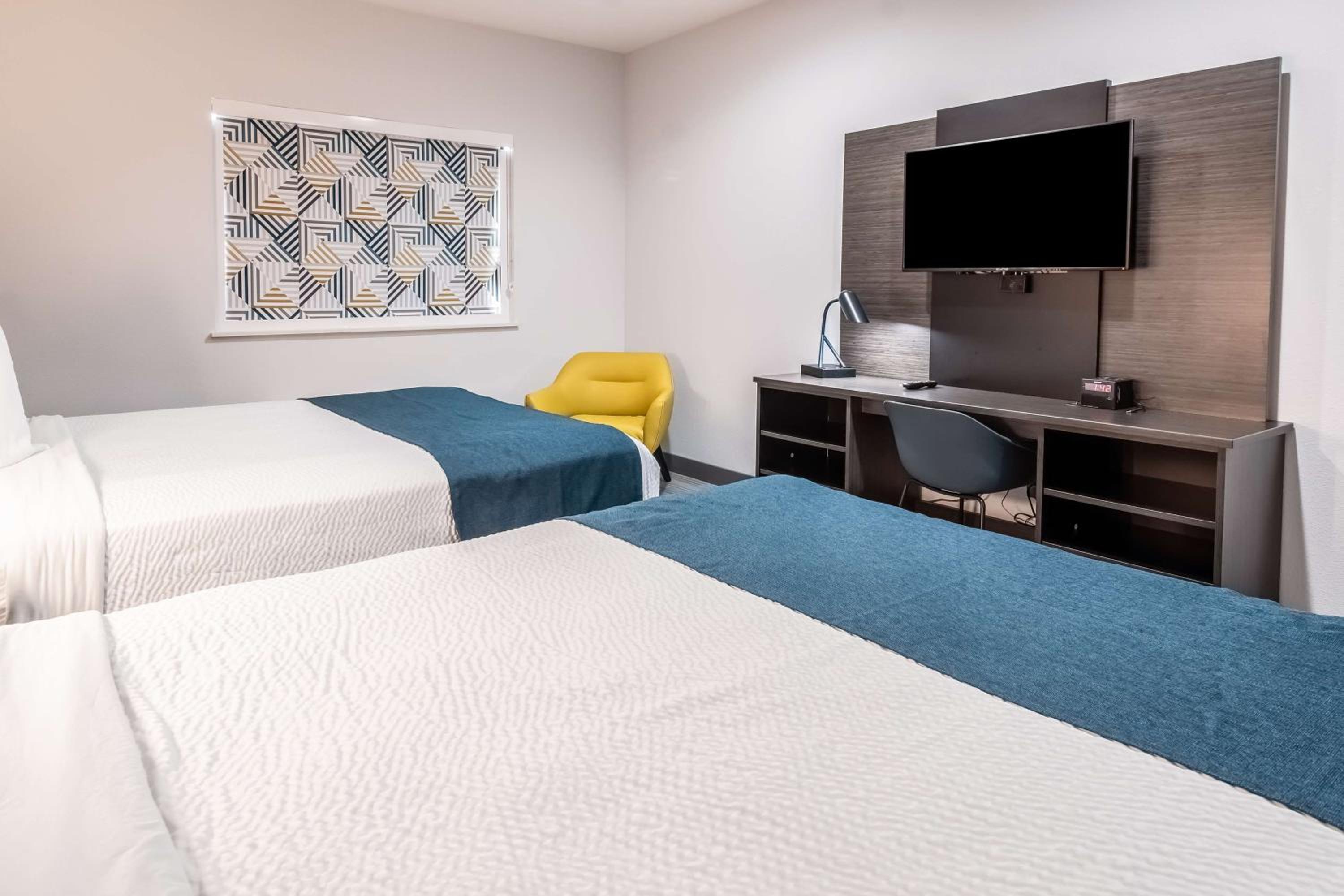 Deluxe Queen Room with Two Queen Beds - Non-Smoking - Photo 1