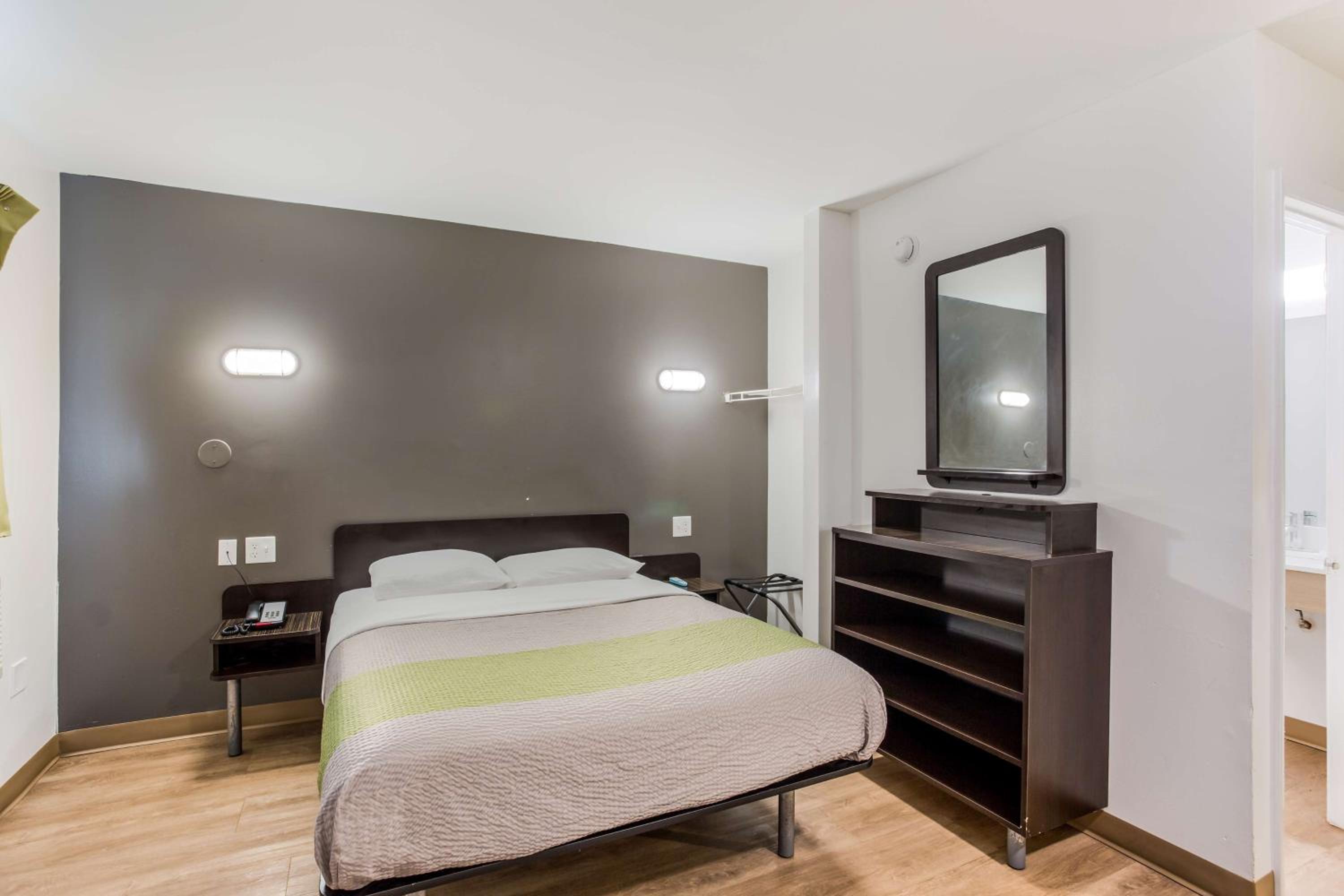 Deluxe Queen Room - Non-Smoking - Photo 8