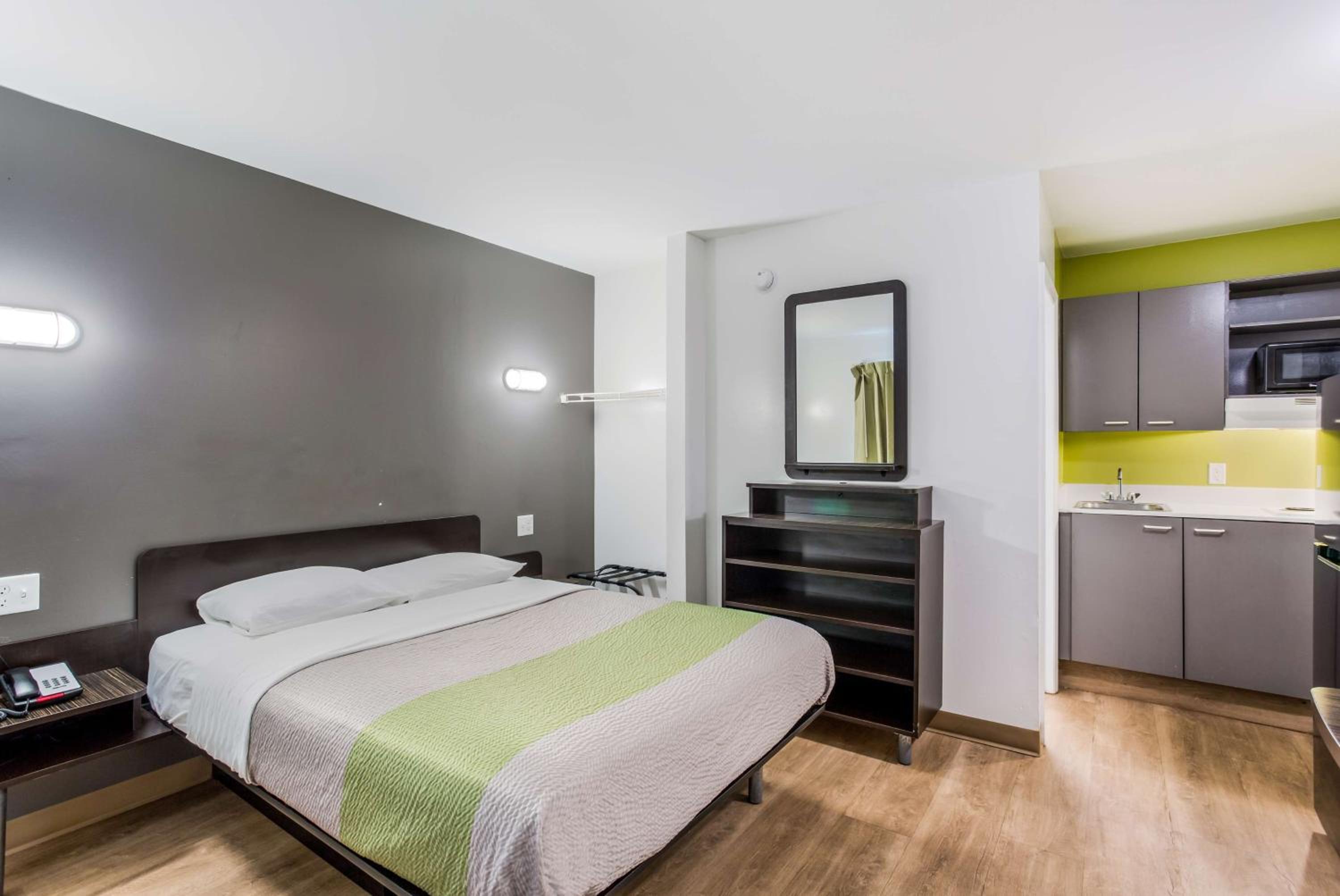 Deluxe Queen Room - Non-Smoking - Photo 2