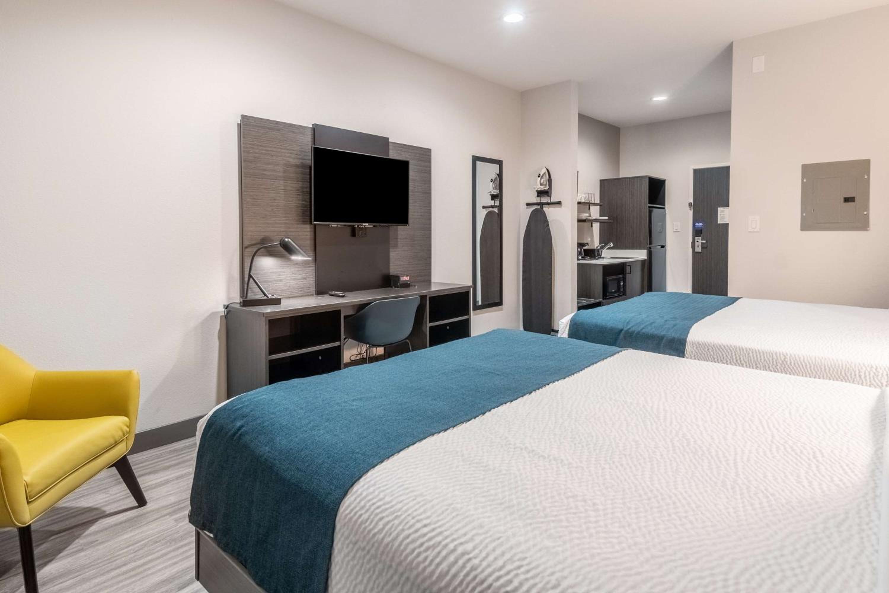 Deluxe Queen Room with Two Queen Beds - Non-Smoking - Photo 3