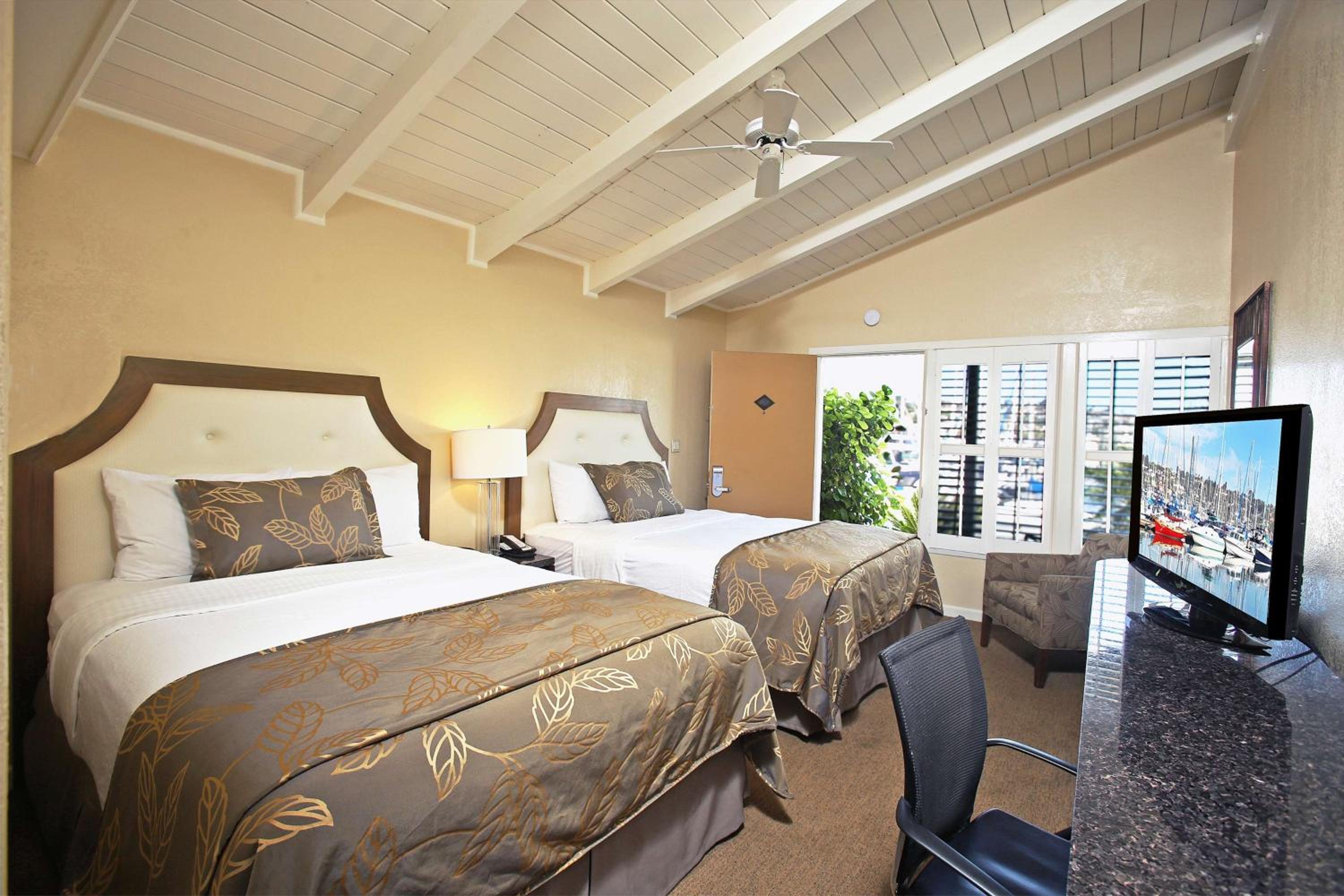 Queen Room with Two Queen Beds - Photo 2