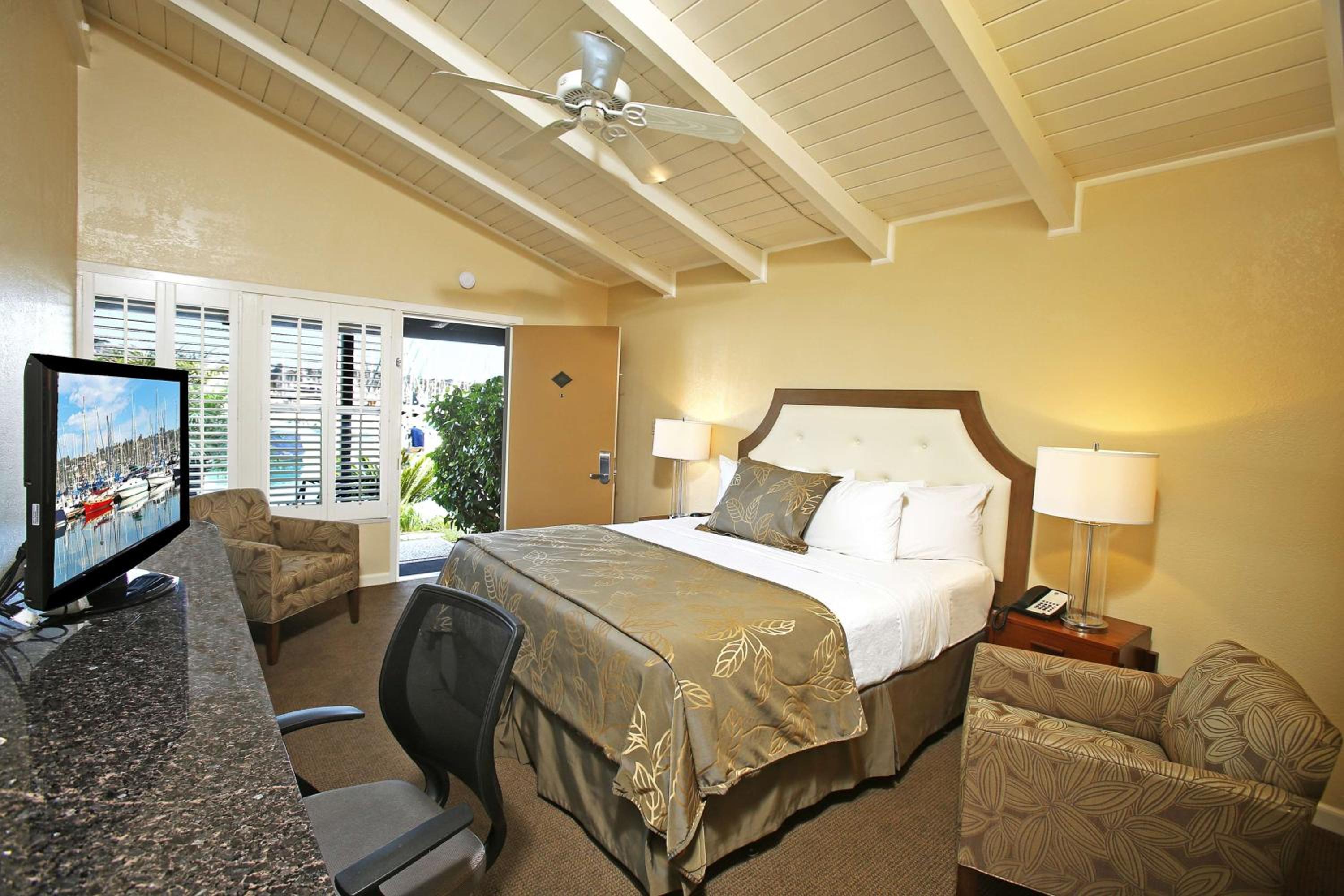 Deluxe King Room with Marina View - Photo 6