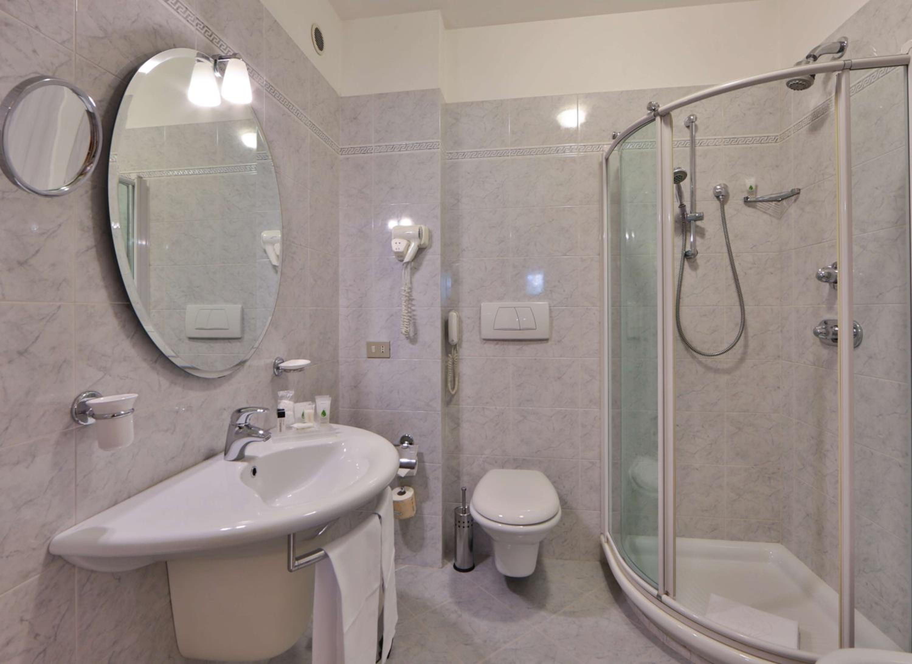 Junior Queen Suite with One Single Bed - Photo 2