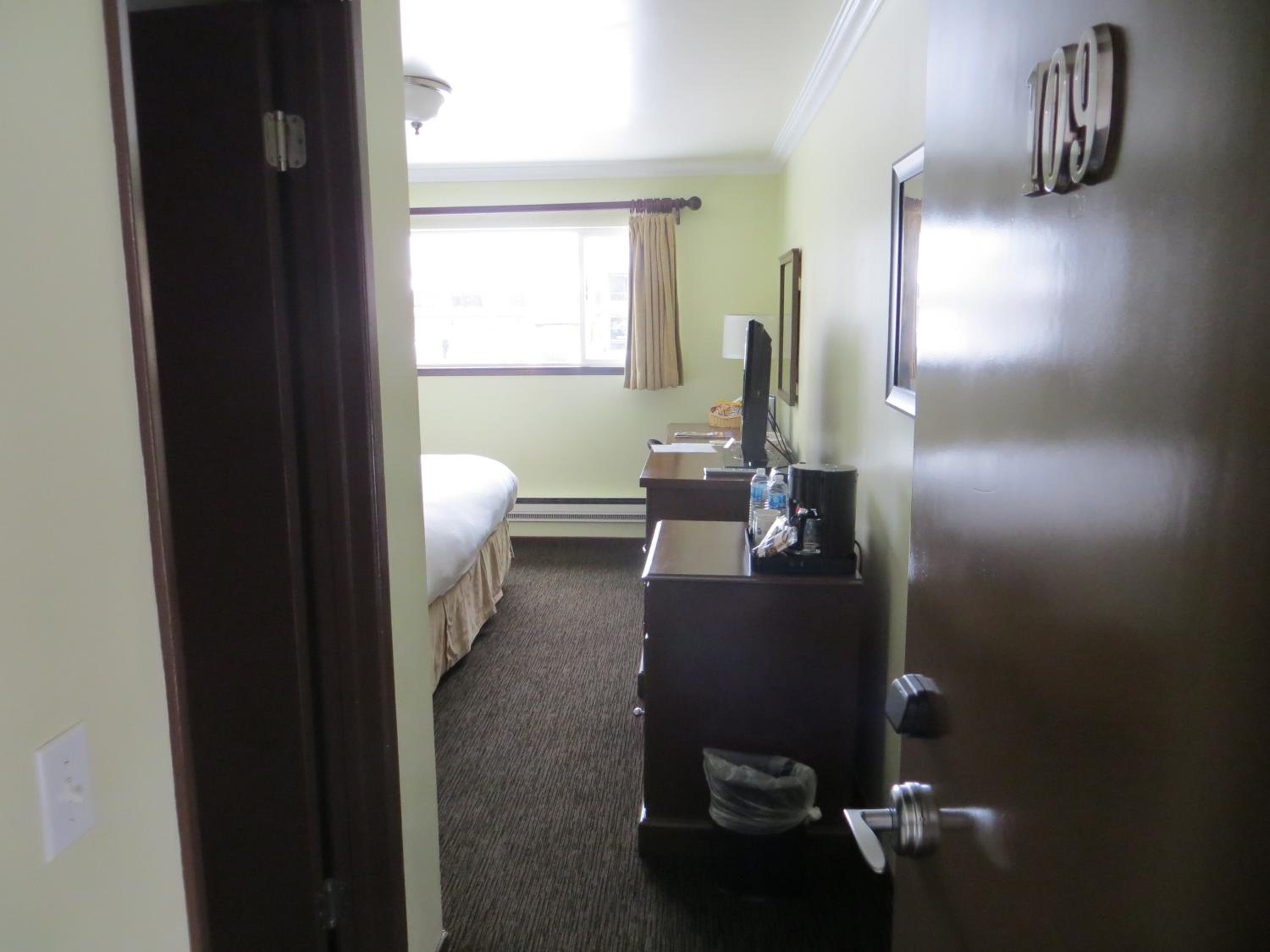 Standard Queen Room - Photo 4