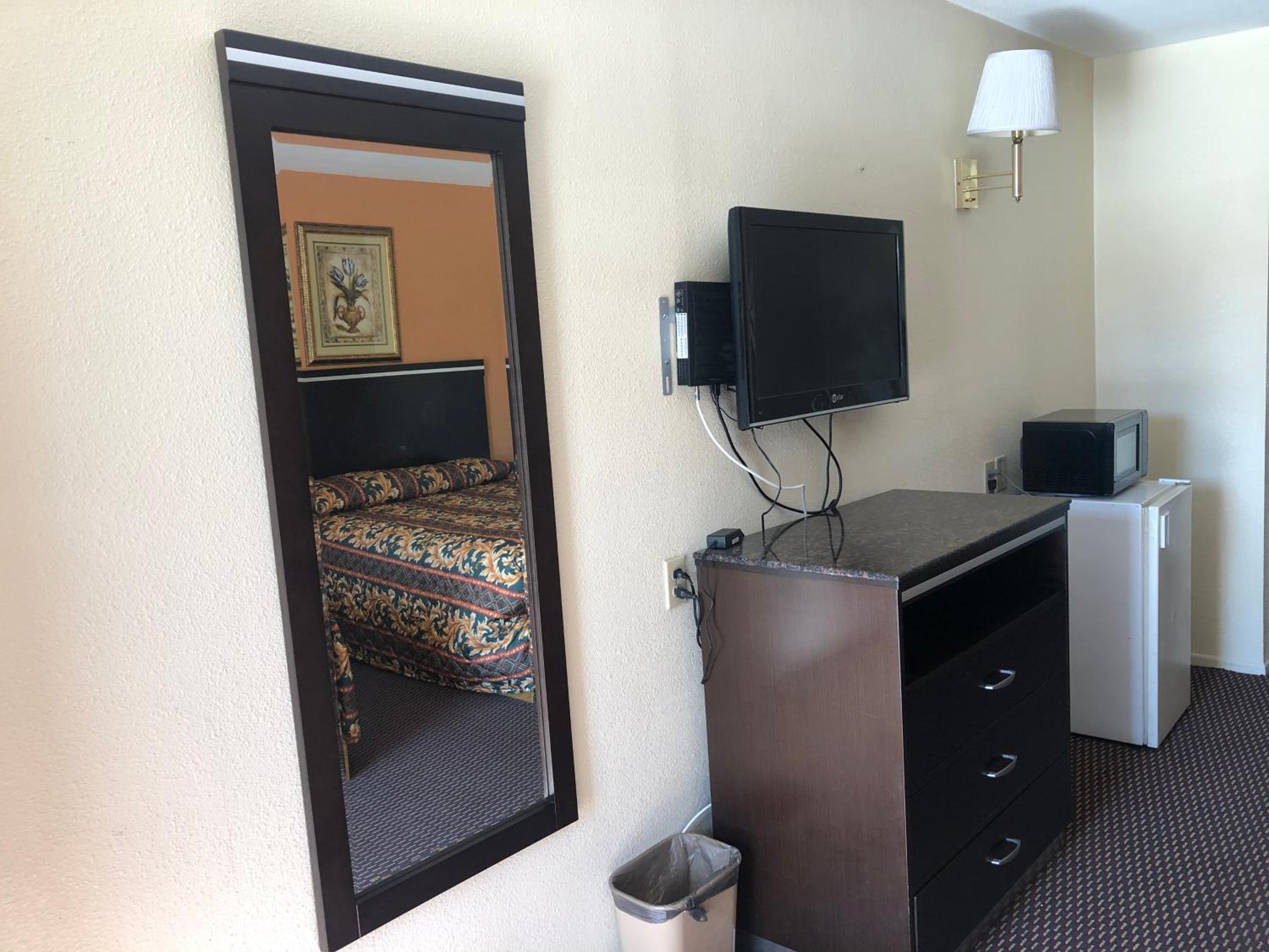 Queen Room with Two Queen Beds - Photo 5