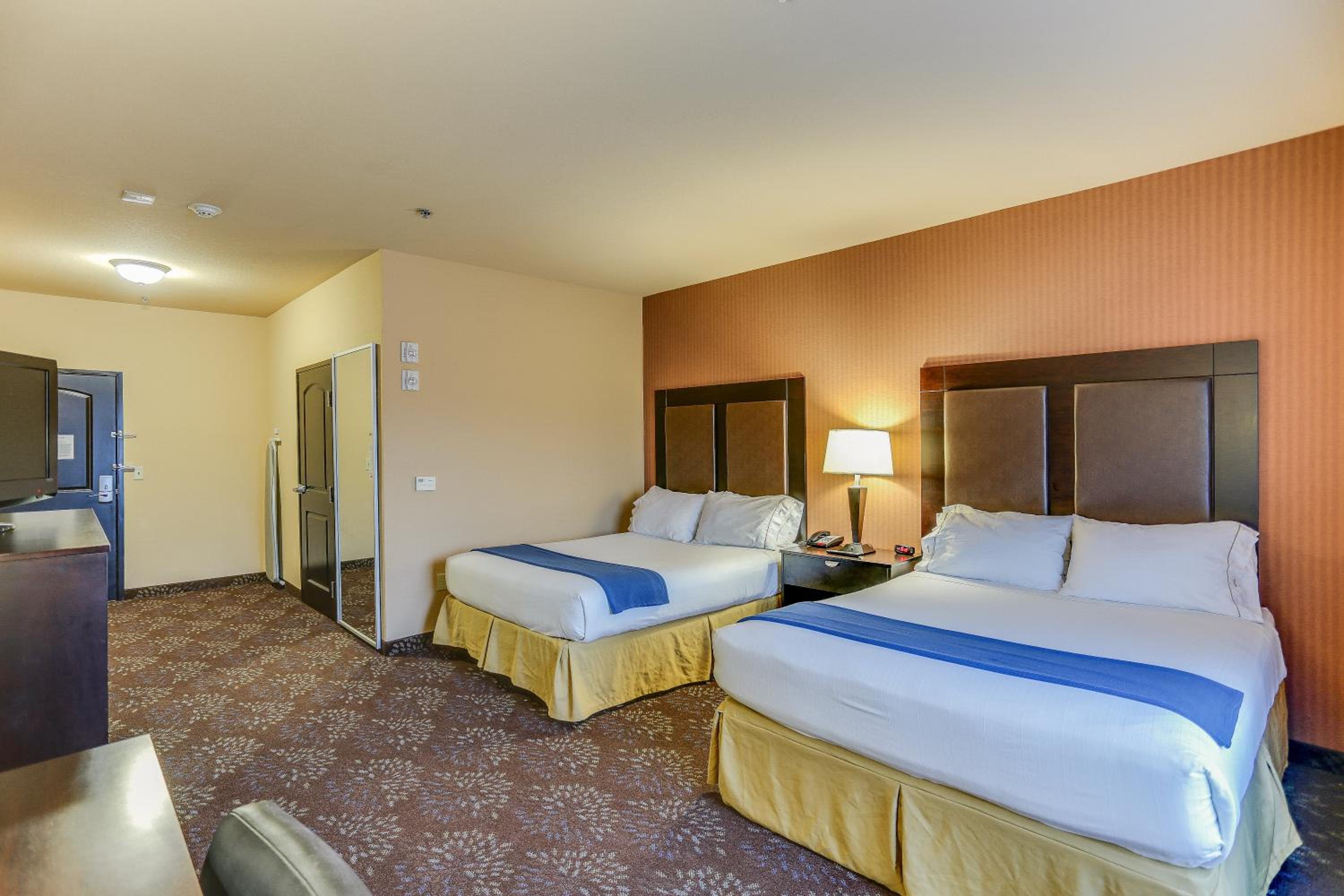 Standard Queen Room with Two Queen Beds - Photo 2