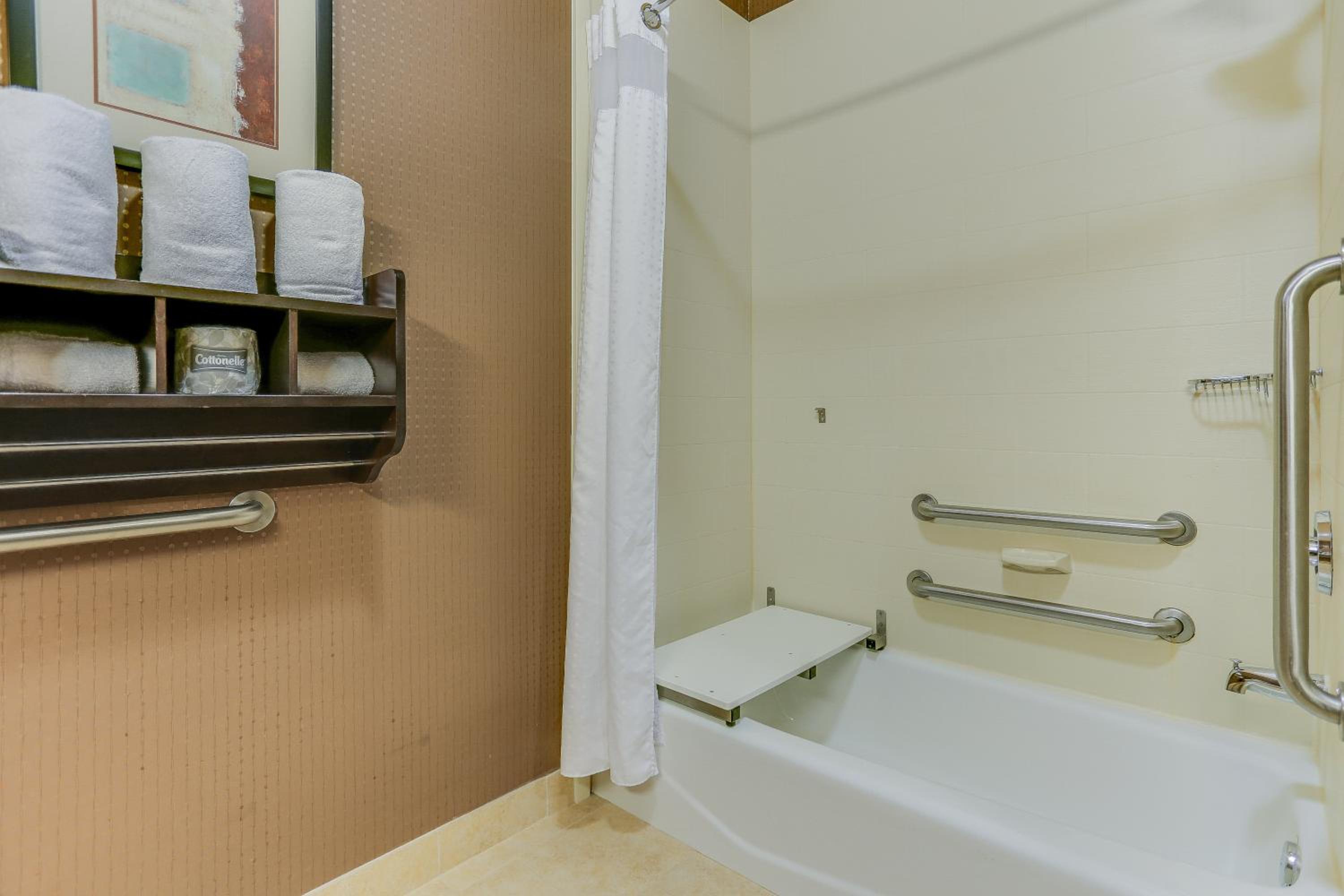 Standard King Room with Accessible Tub - Mobility Access - Photo 2