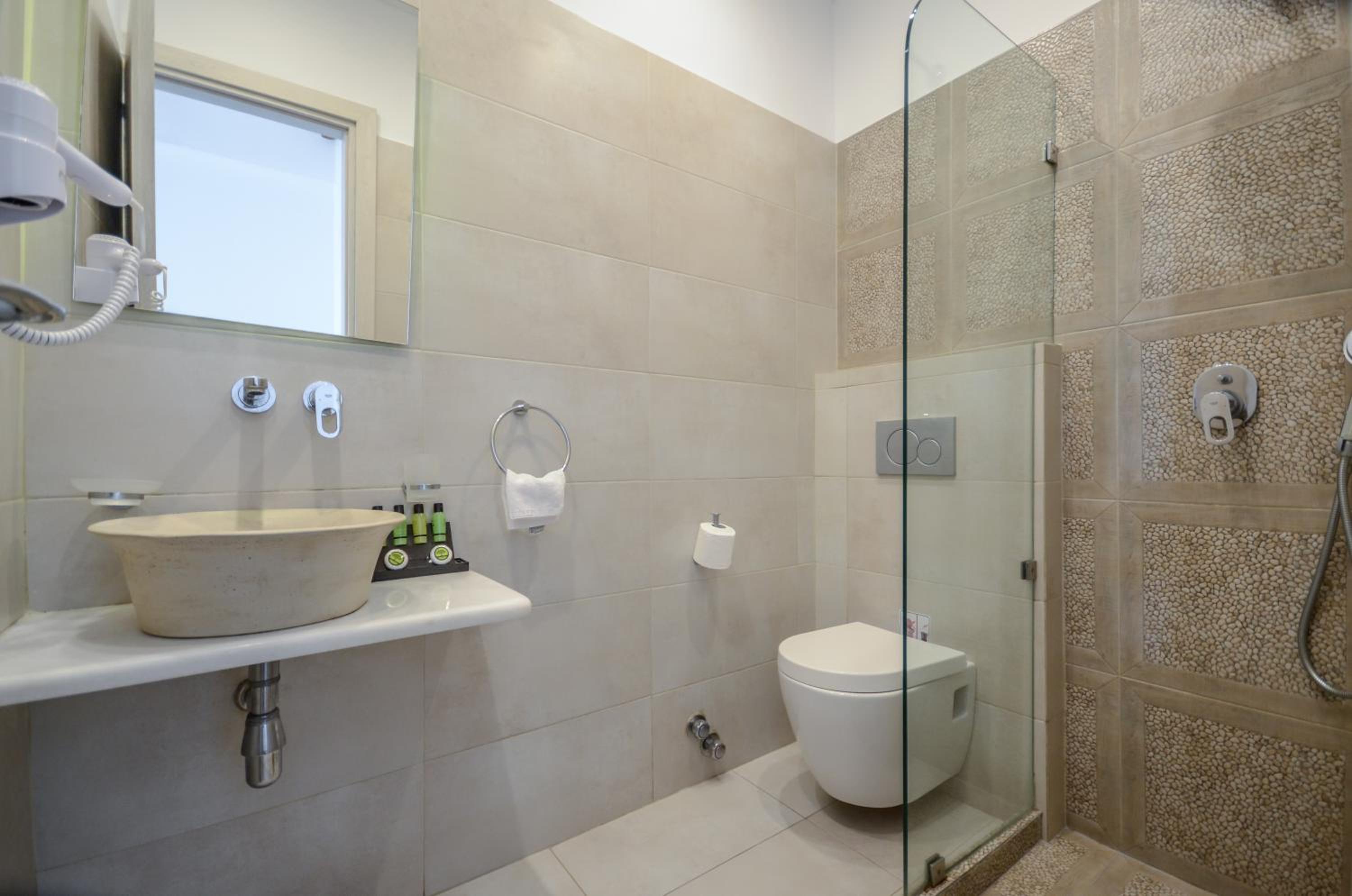 Double Room with Partial Sea View - Ground Floor - Photo 10