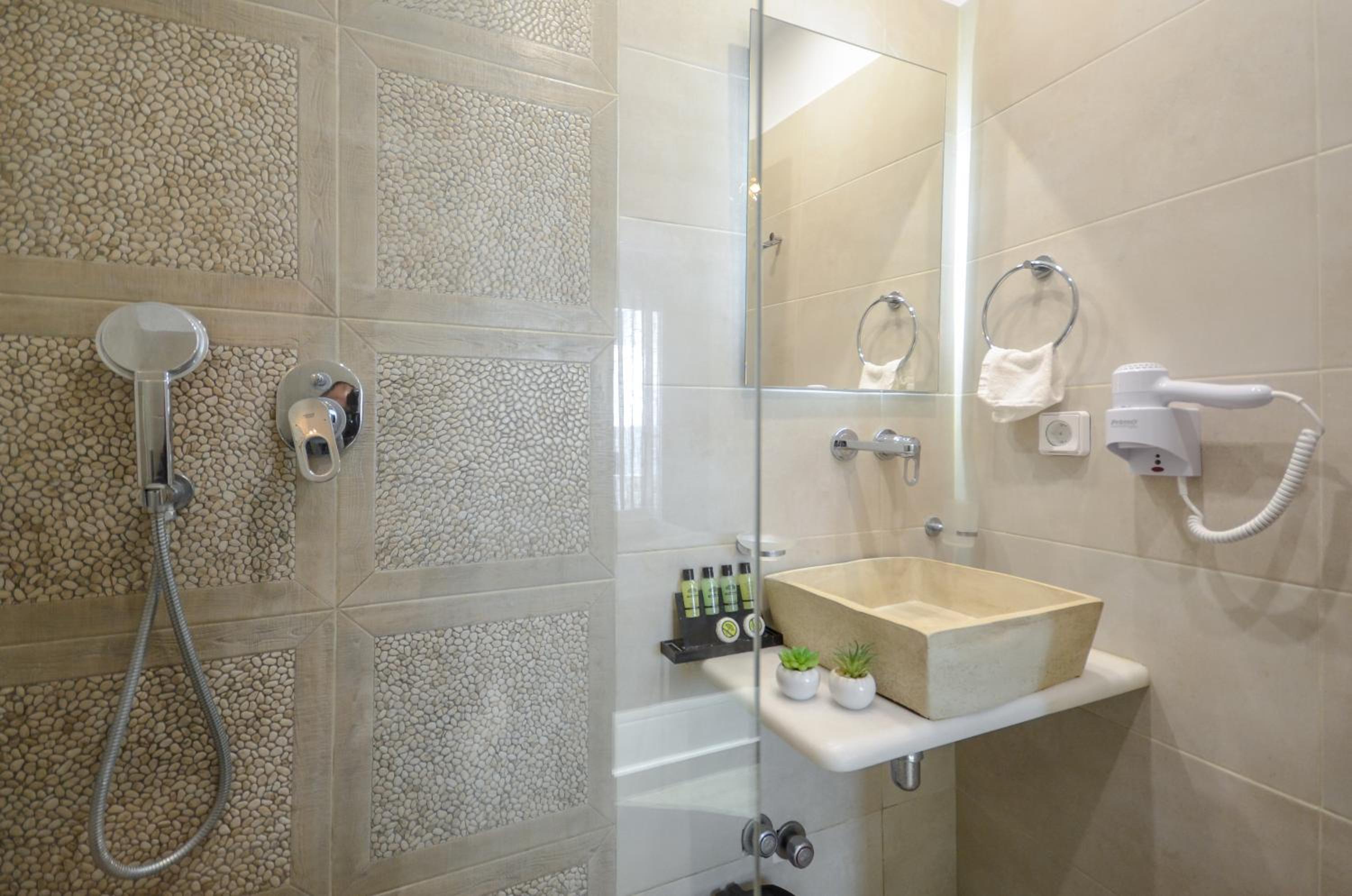 Double Room - Photo 7