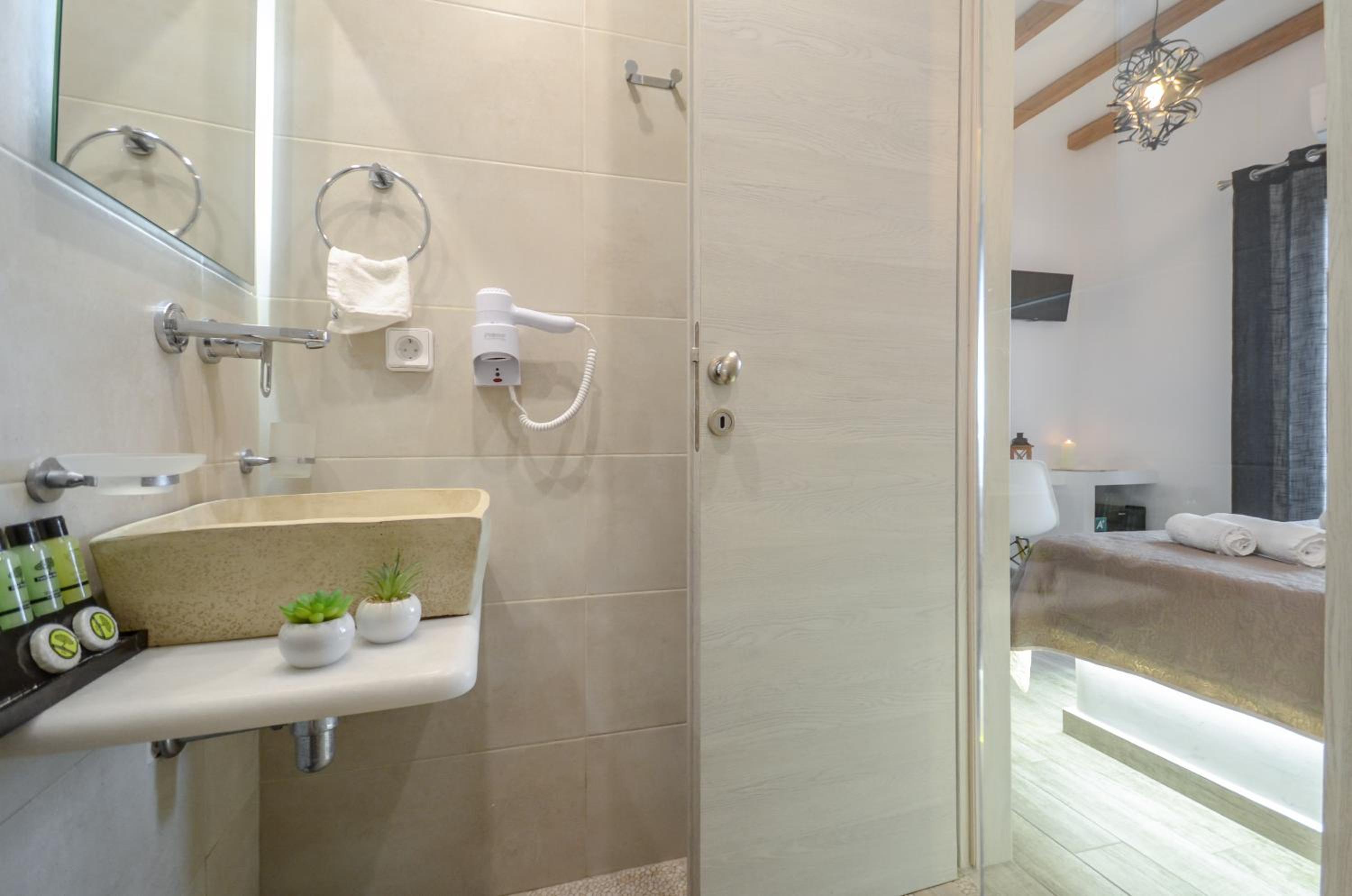 Double Room - Photo 21