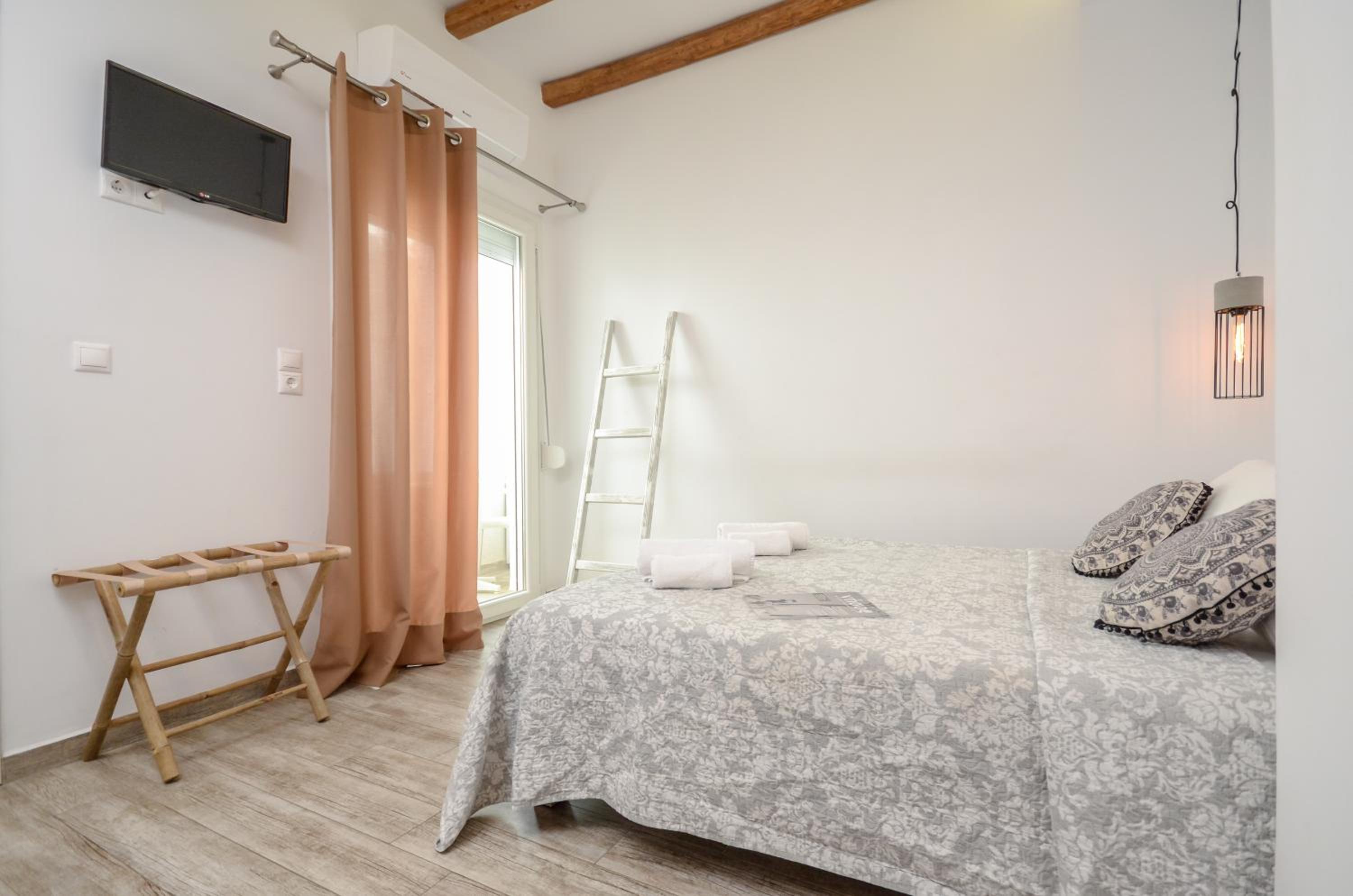 Double Room - Photo 9