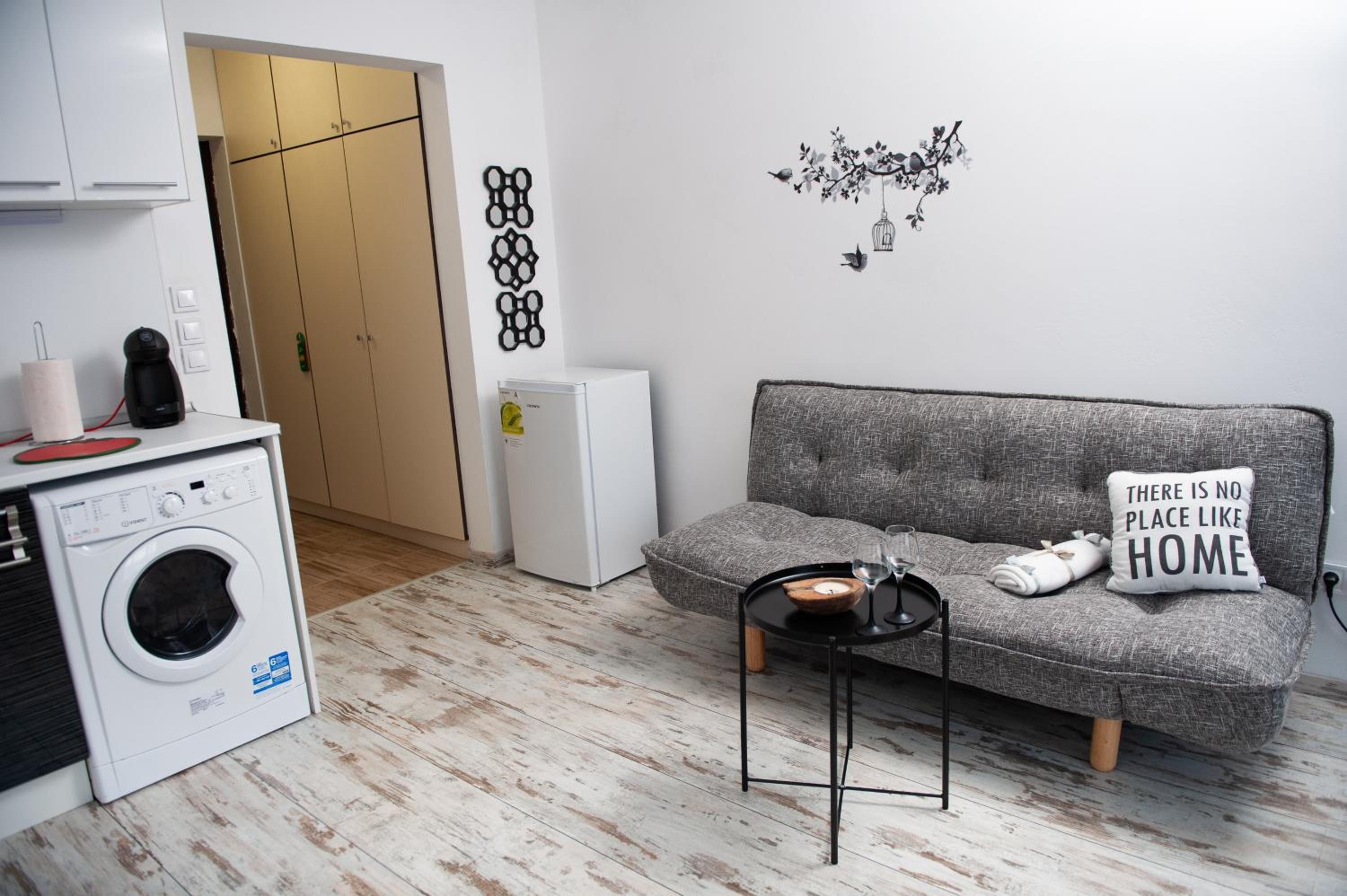 One-Bedroom Apartment - Photo 6