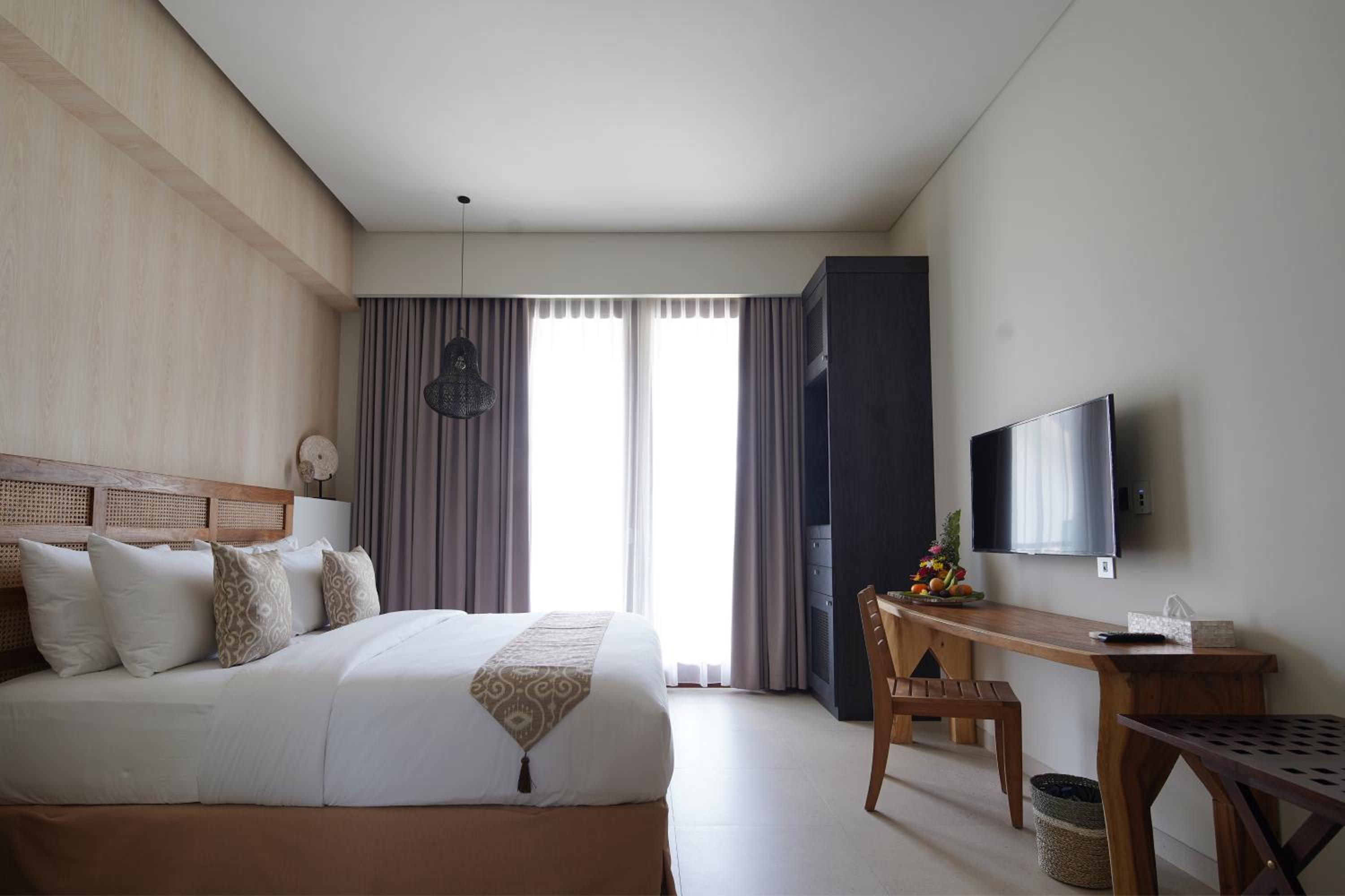 Junior Suite with Balcony - Photo 4