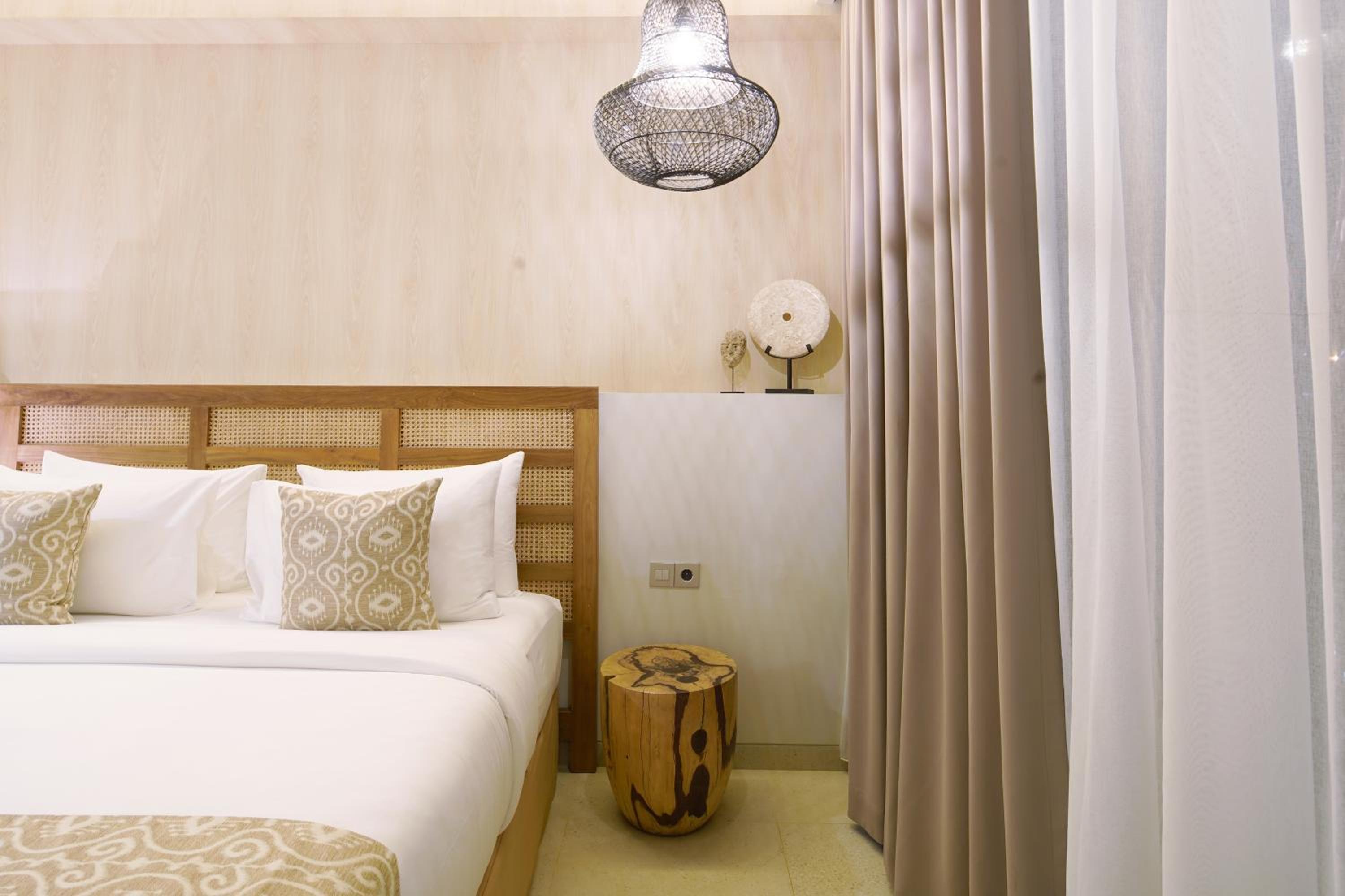 Junior Suite with Balcony - Photo 2