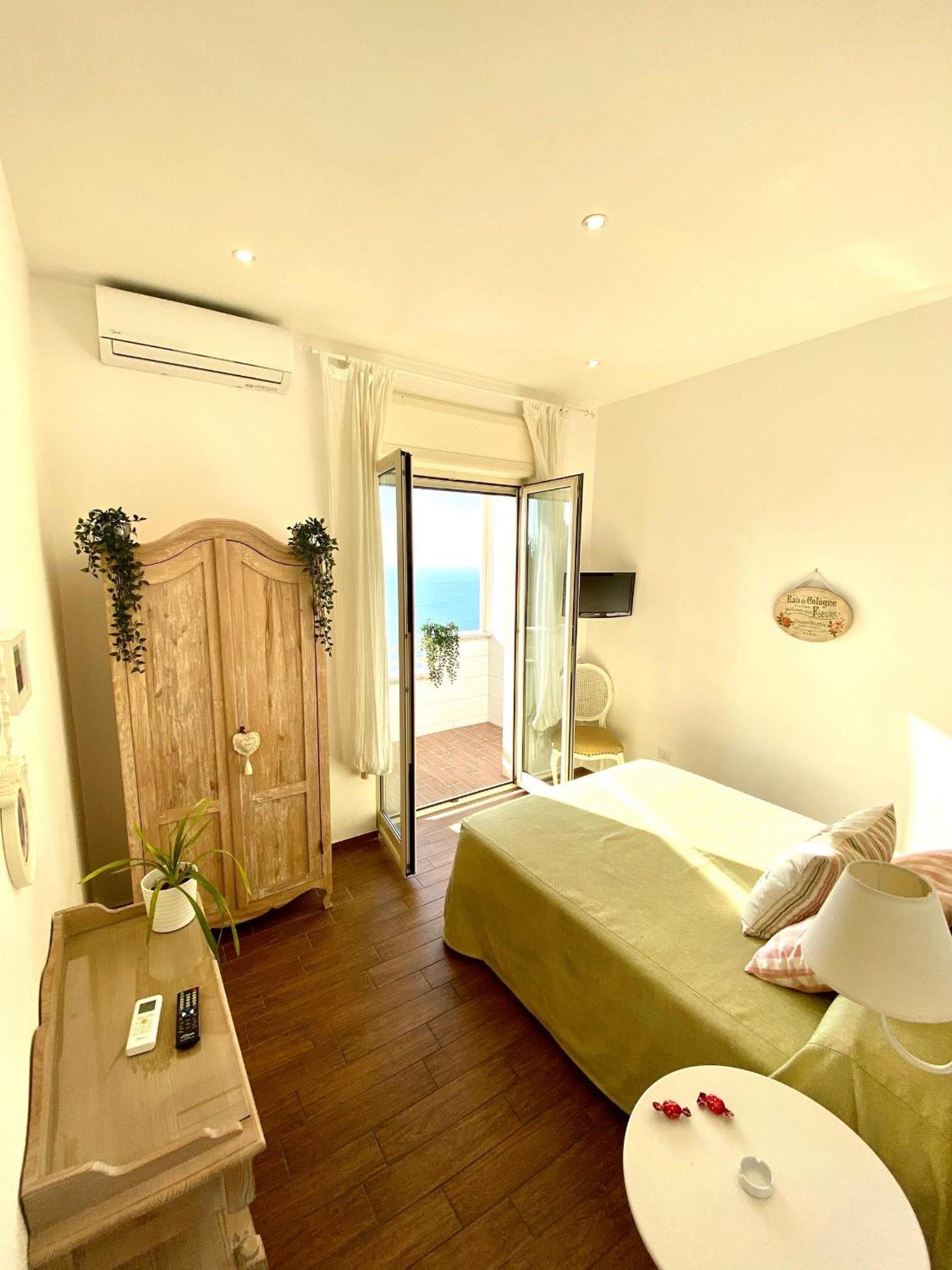 Double Room with Sea View - Photo 1