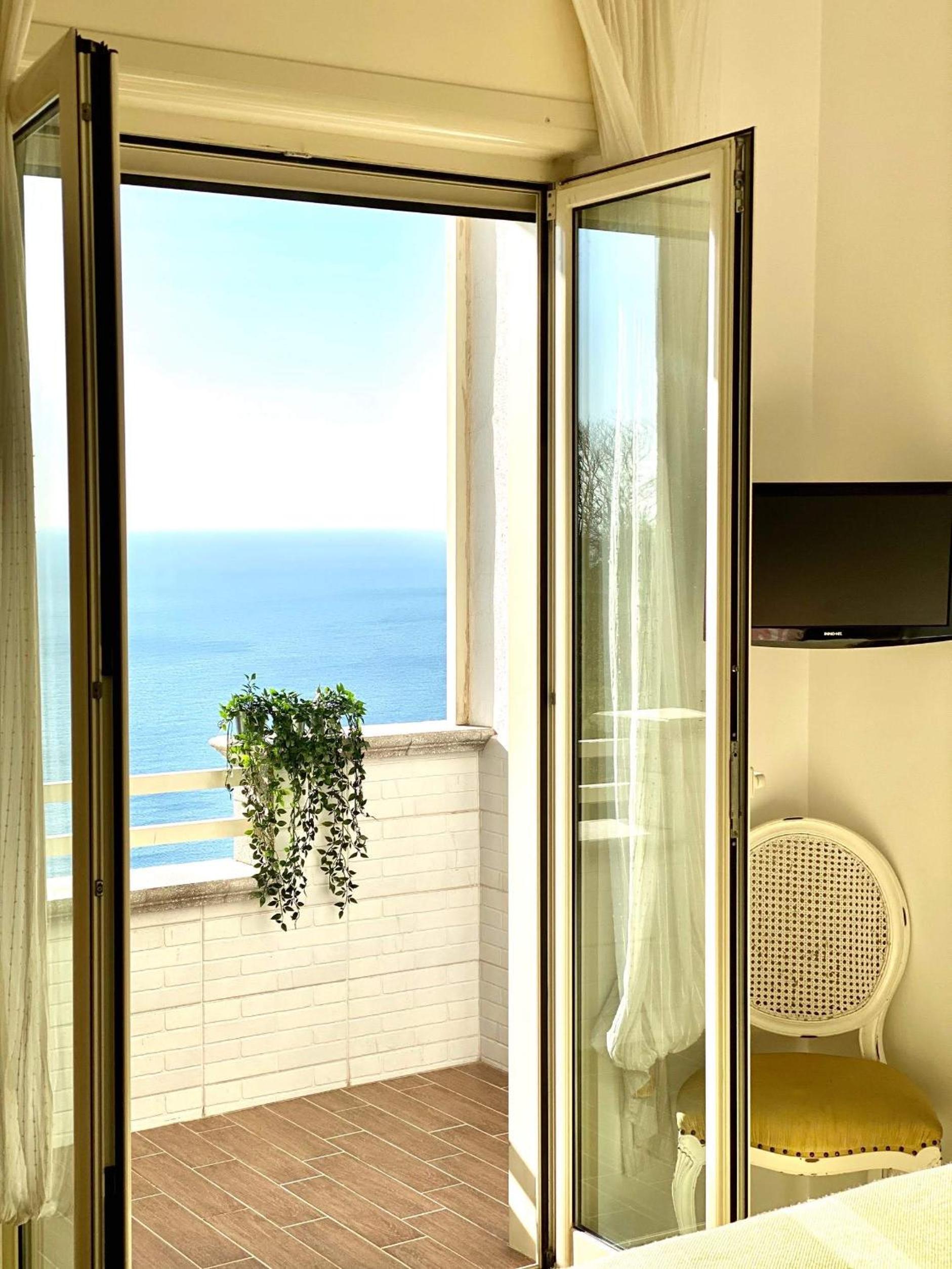 Double Room with Sea View - Photo 3