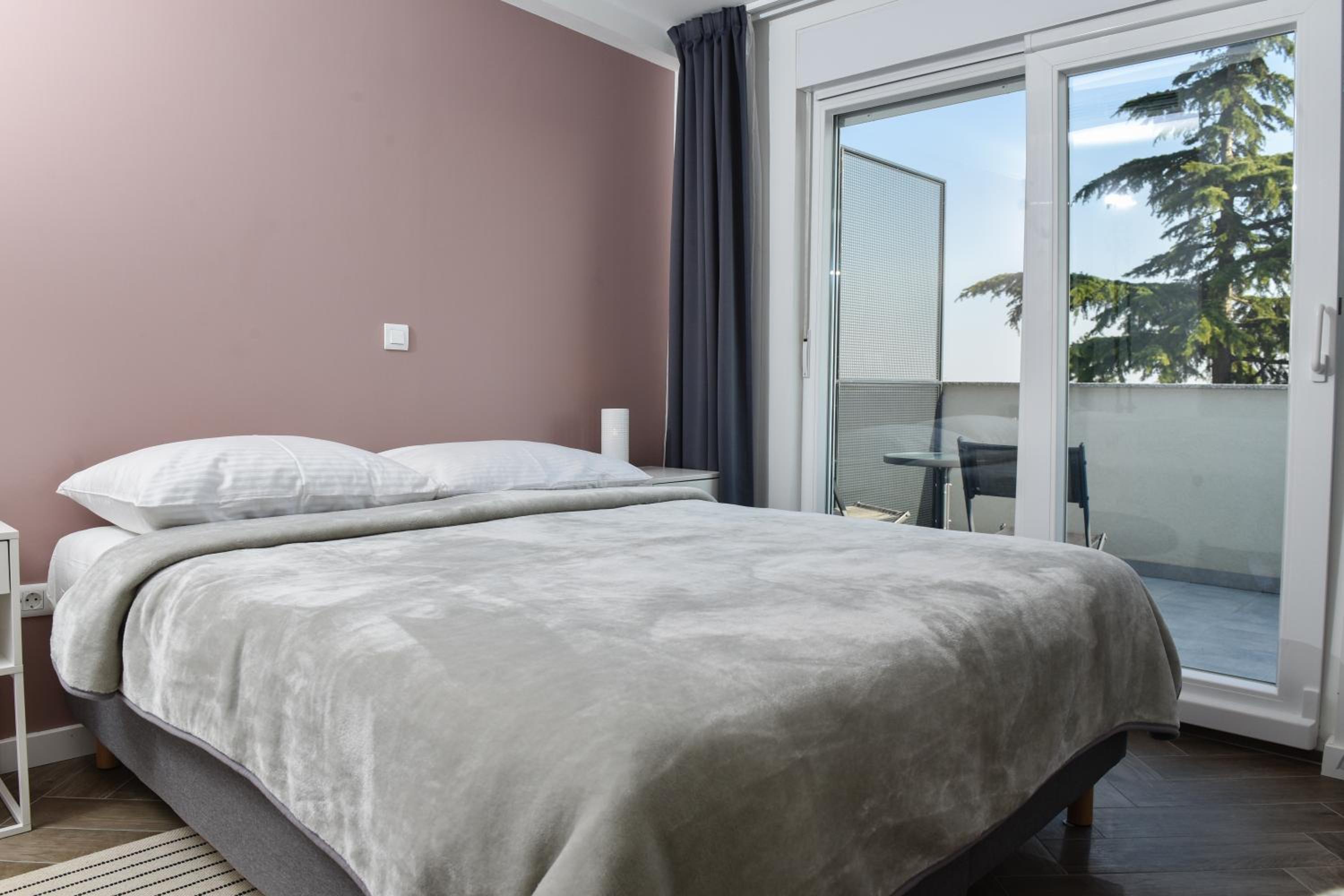 Deluxe Double Room with Balcony - Photo 6