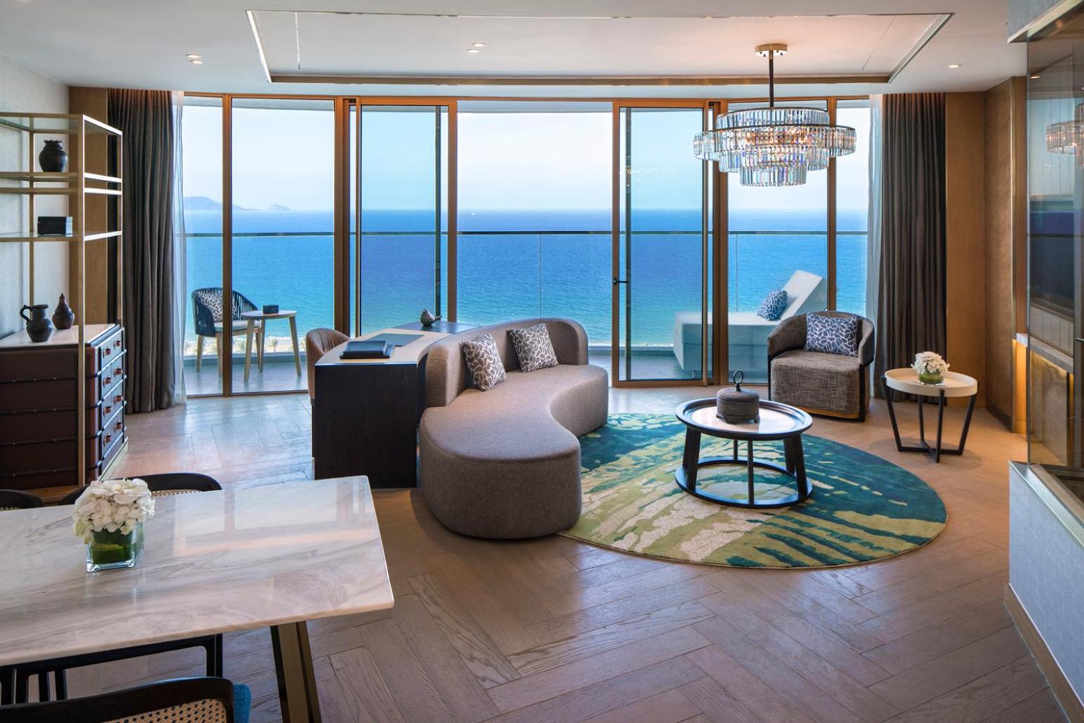 Deluxe King Suite with Sea View - Photo 3