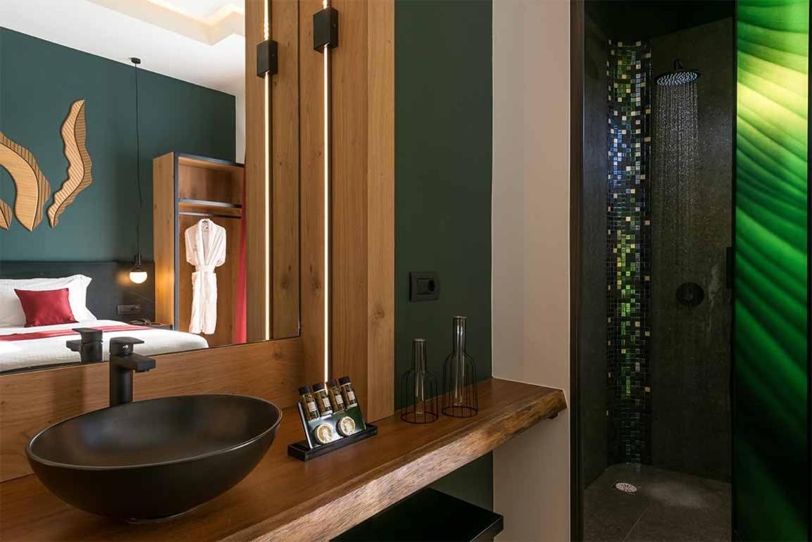 Lux Suite with Indoor Jacuzzi photo 3