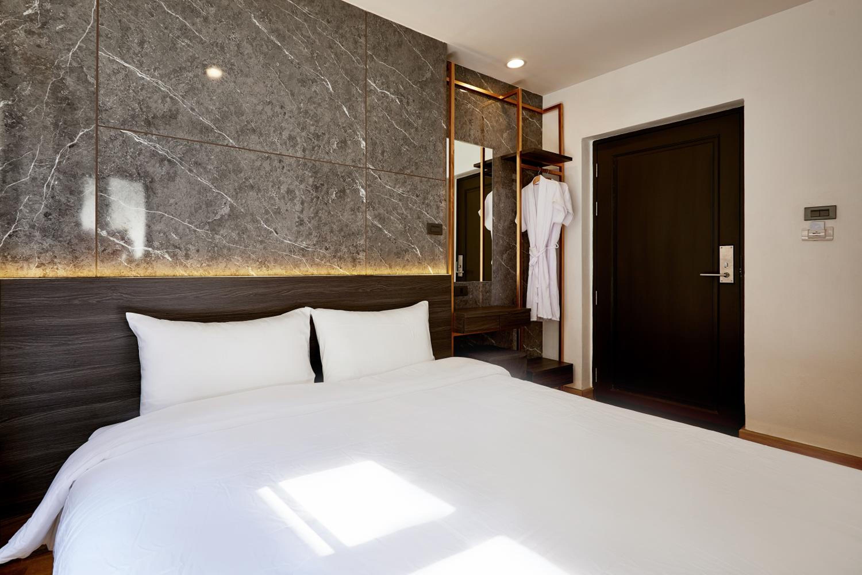 Deluxe King Room photo 2