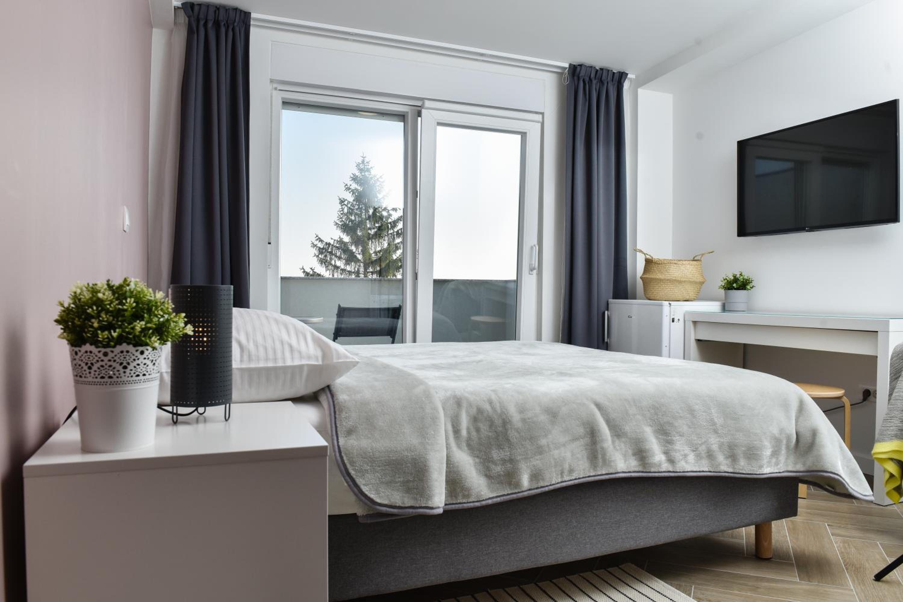 Deluxe Double Room with Balcony - Photo 3