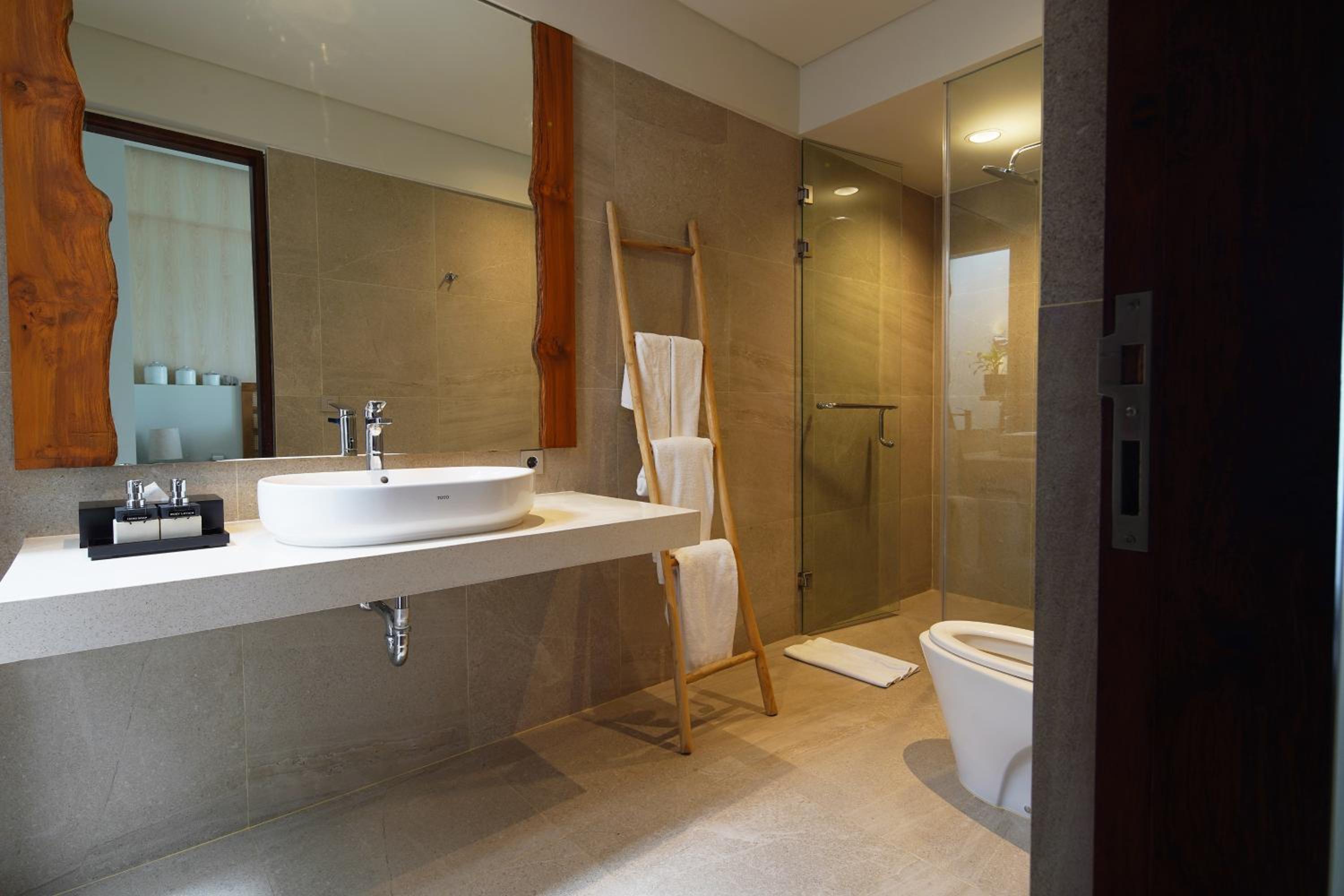Deluxe King Room - Photo 2