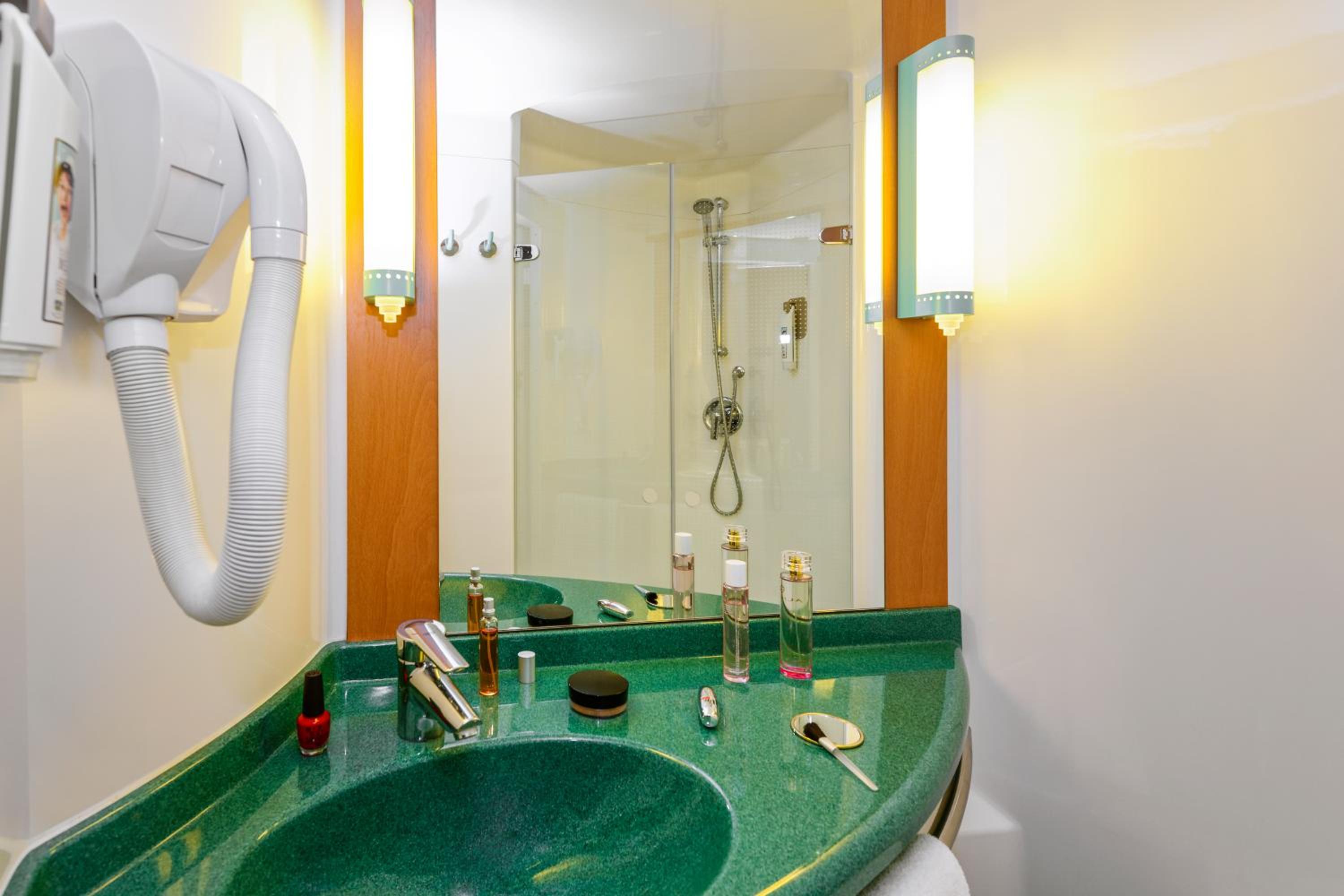 Triple Room with One Double Bed and One Single Bed - Photo 7