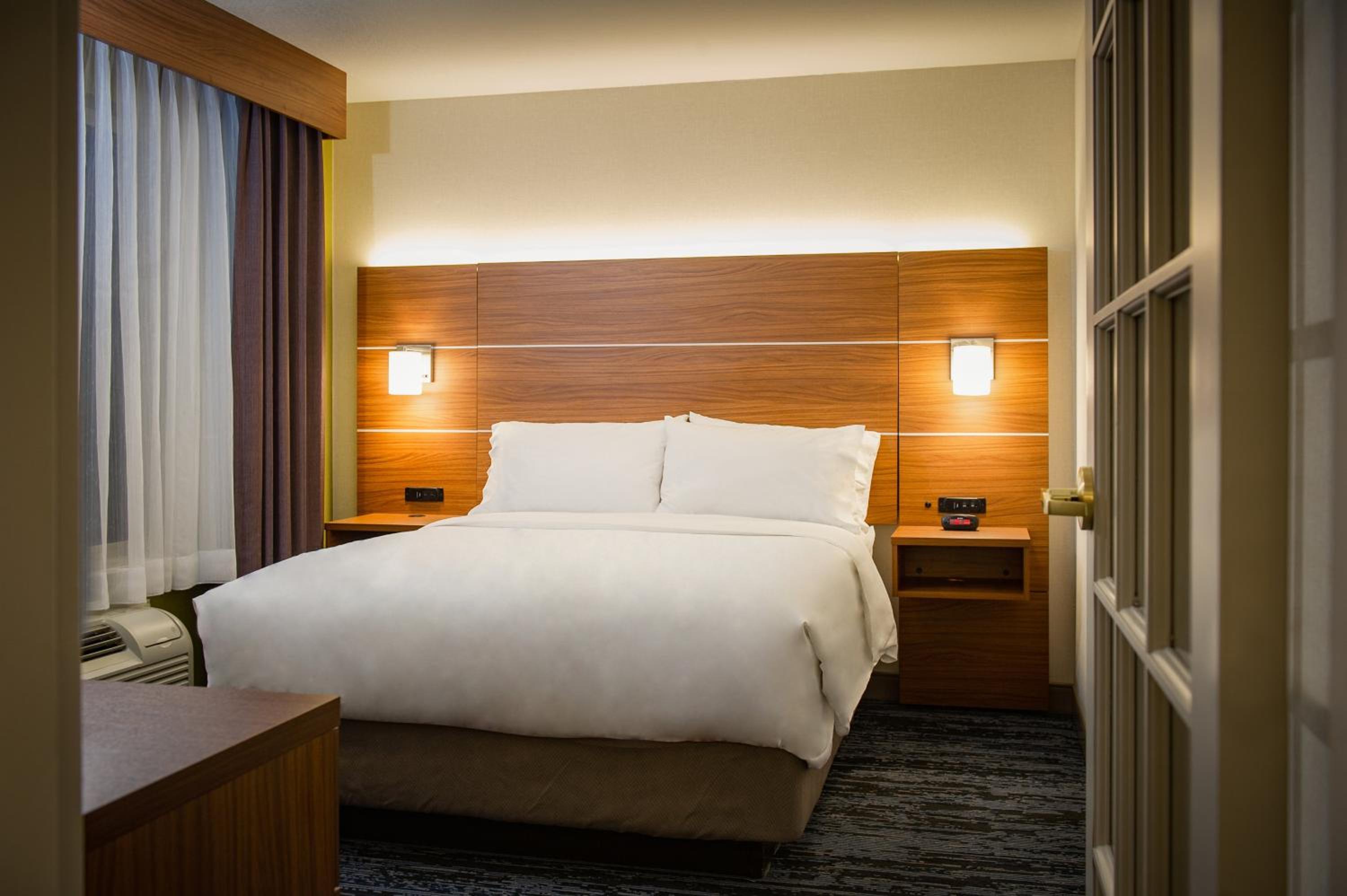 One-Bedroom King Suite - Photo 3