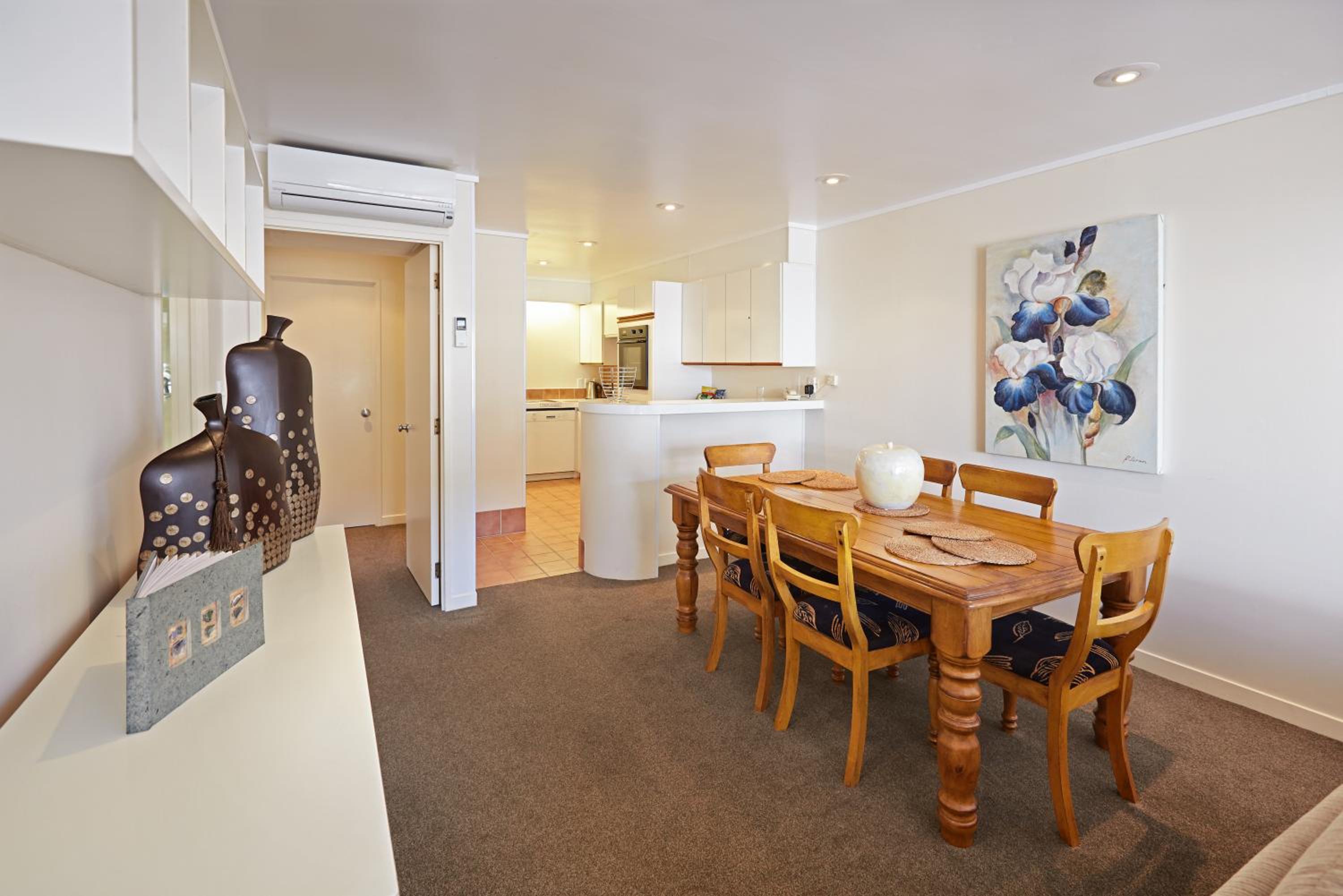 Two-Bedroom Apartment - Poolside - Photo 2