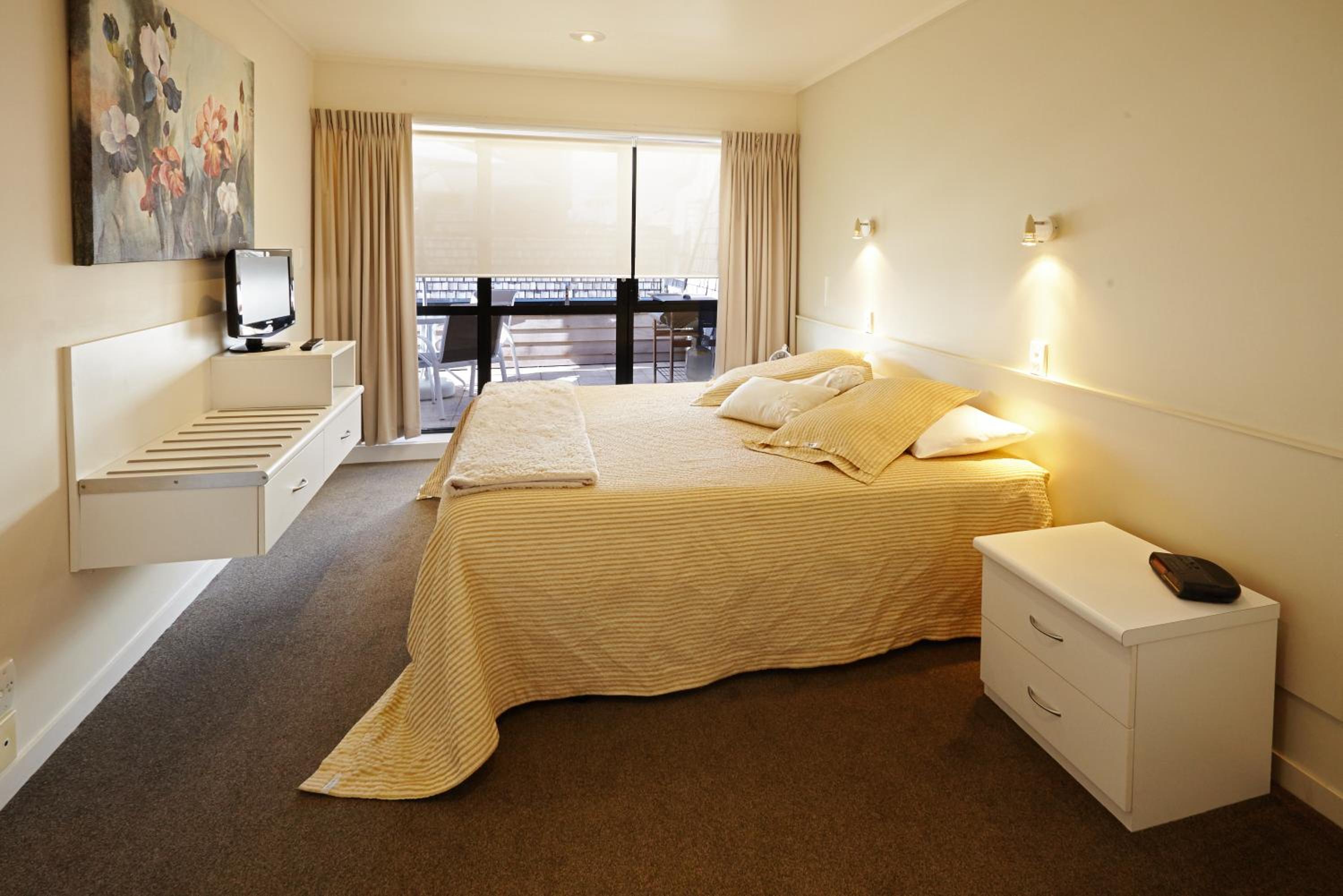 Two-Bedroom Apartment - Poolside - Photo 4