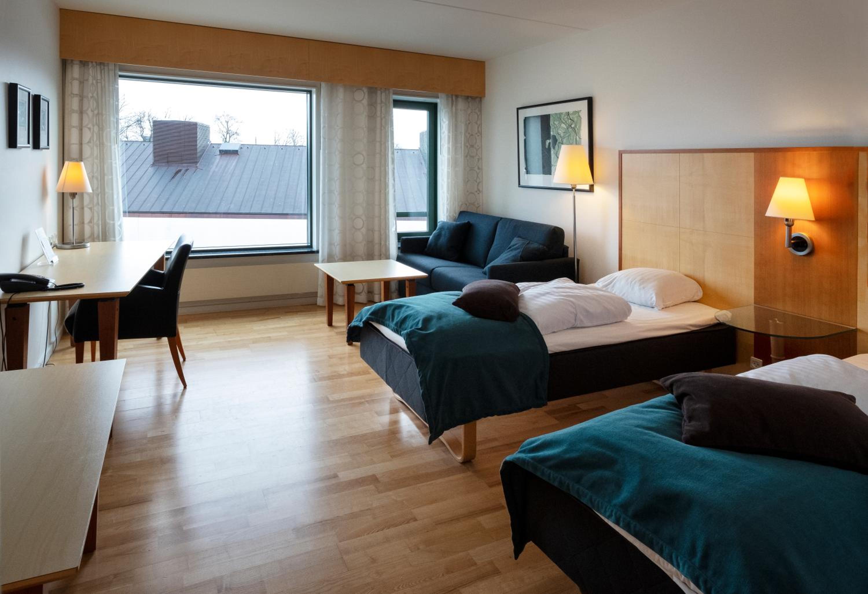 Large Twin Room with Extra Bed - Photo 4