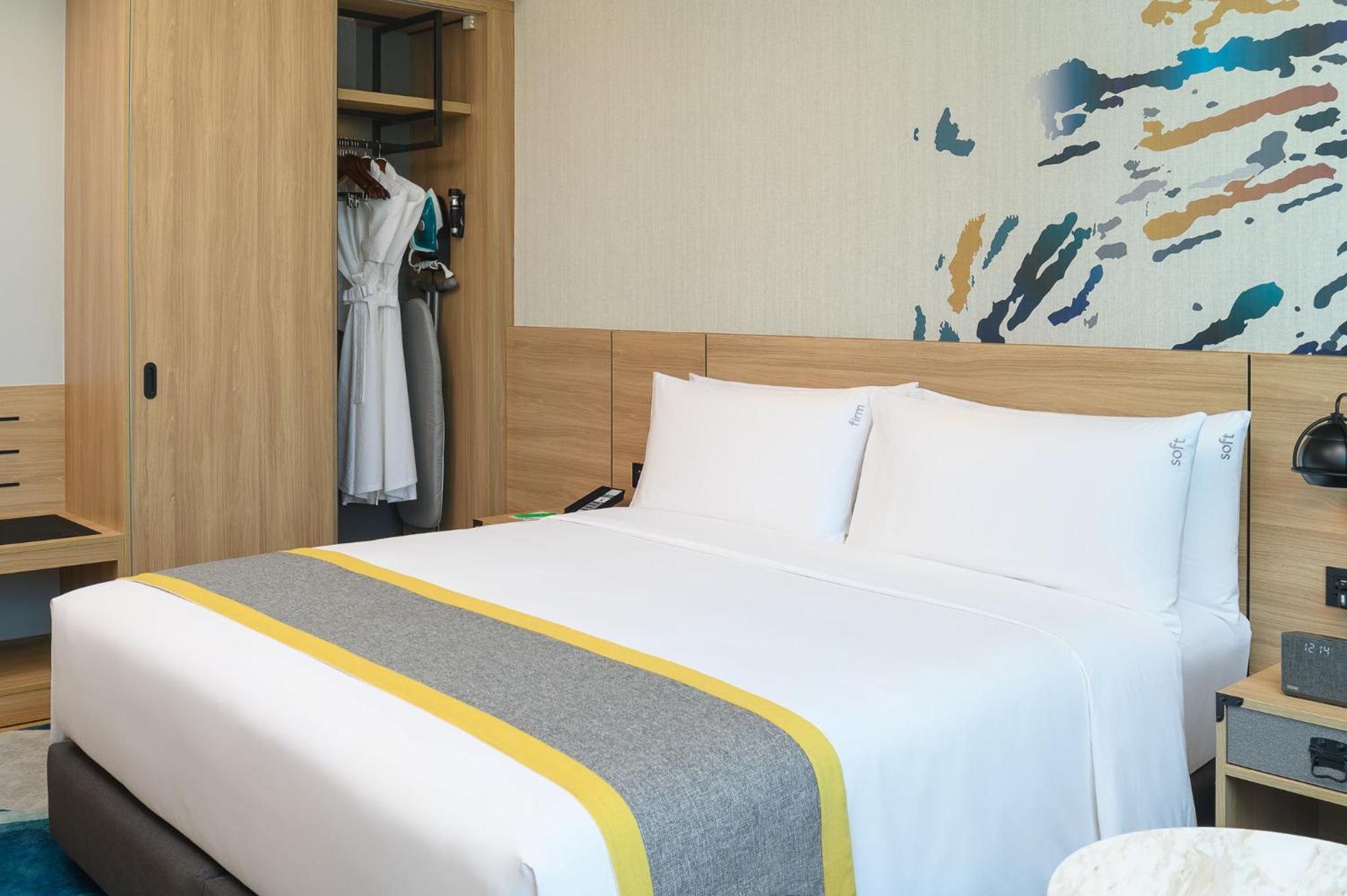 Standard King Room - Disability Access - Photo 9