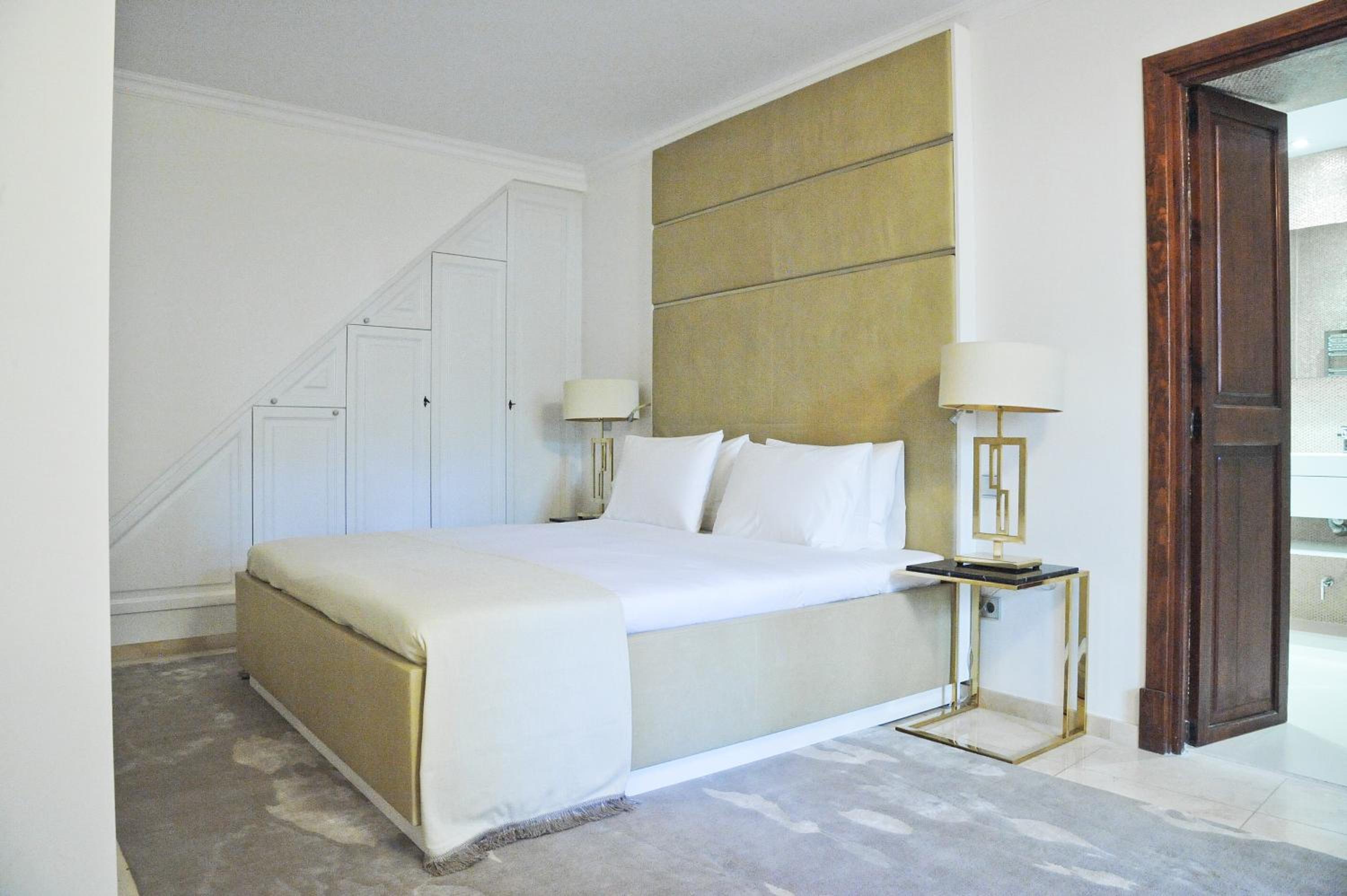 Executive Suite - Photo 1