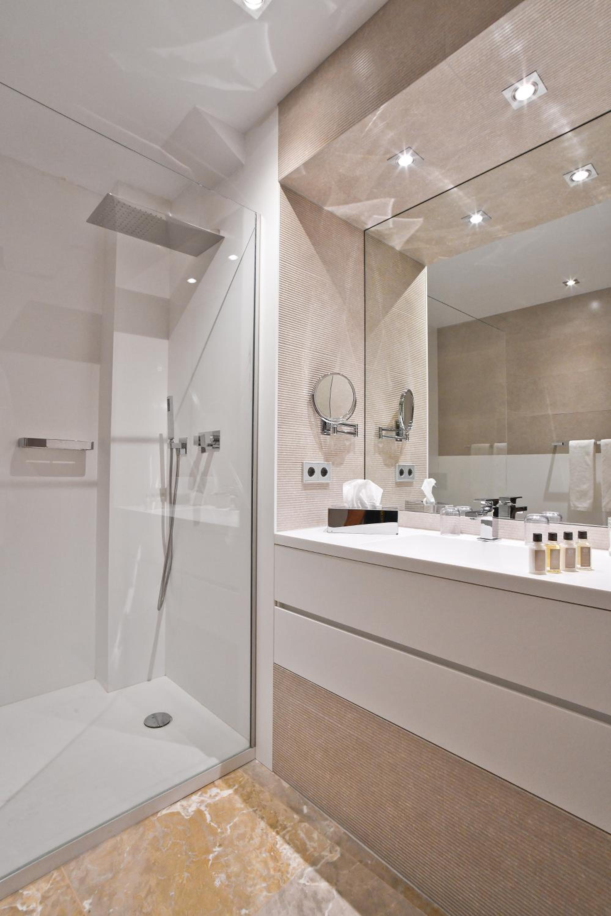 Superior Suite - Photo 10