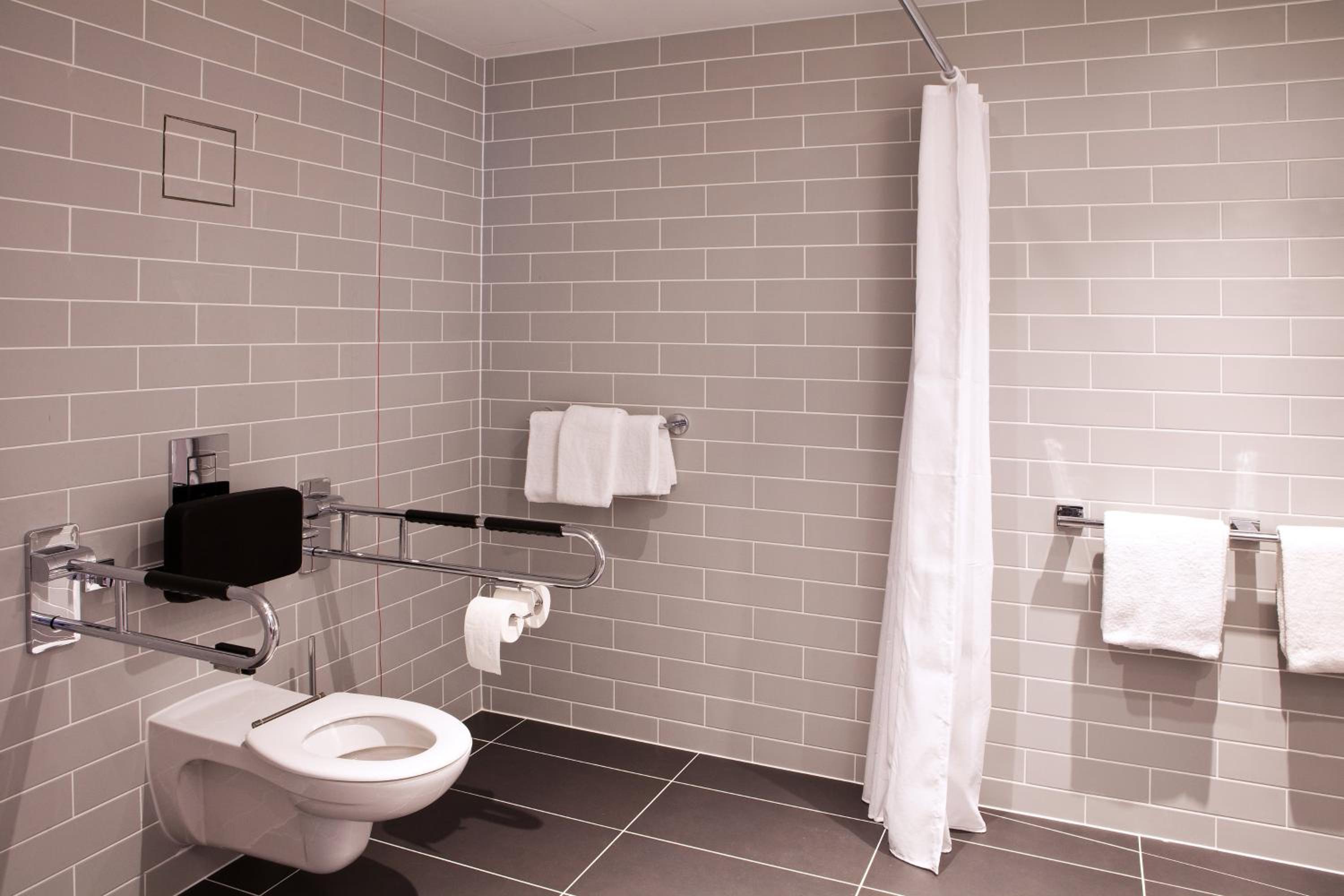 Double Room - Mobility Access with Roll-in Shower photo 2