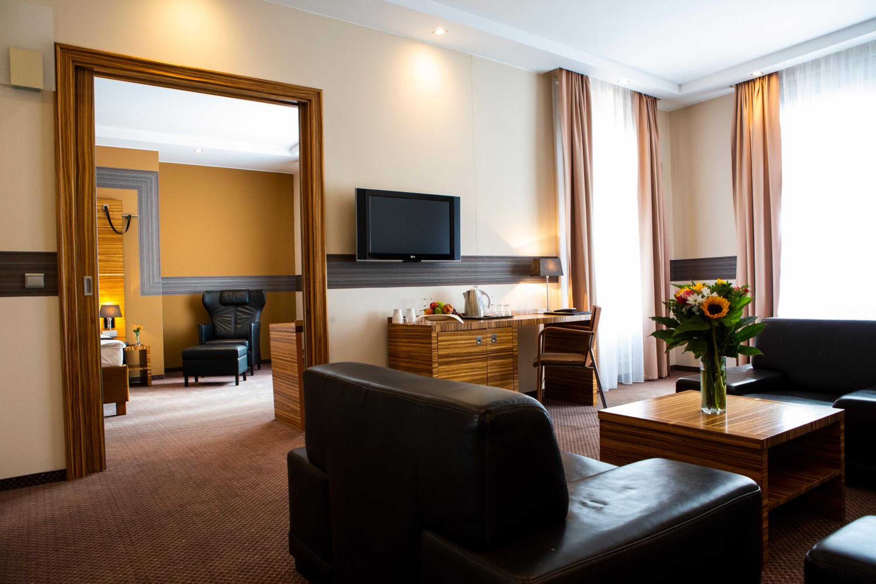 Suite - Photo 3