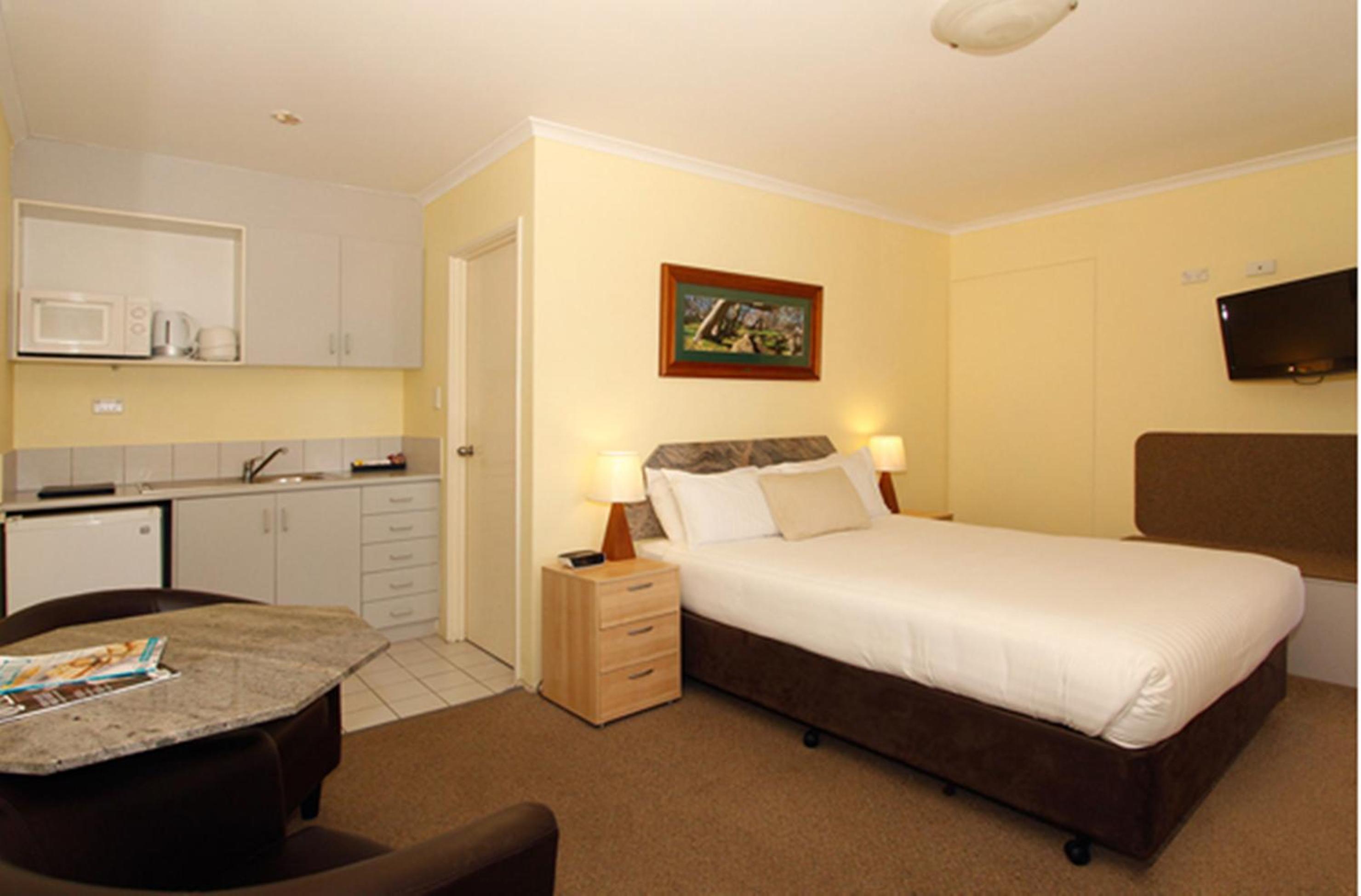 Queen Room with Kitchenette - Photo 3